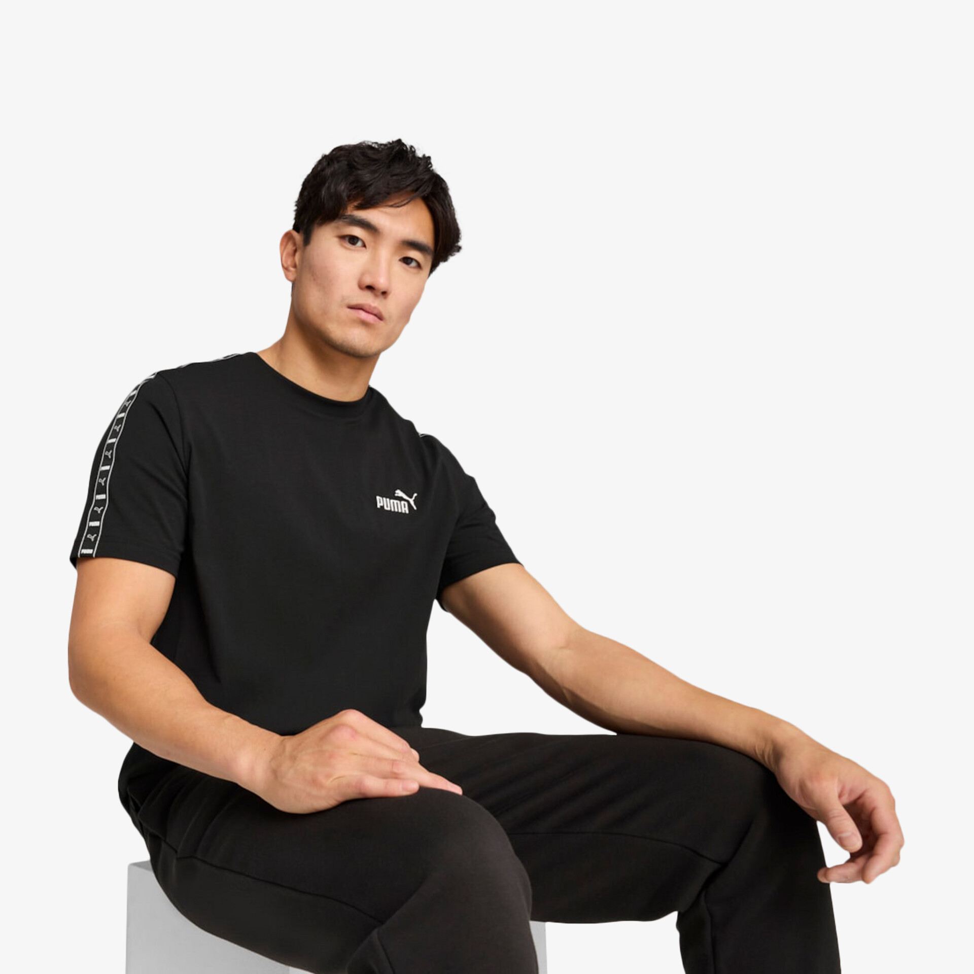 Schwarzes T-Shirt mit kurzem Ärmel und modernem Design, sitzend getragen für sportlichen Komfort