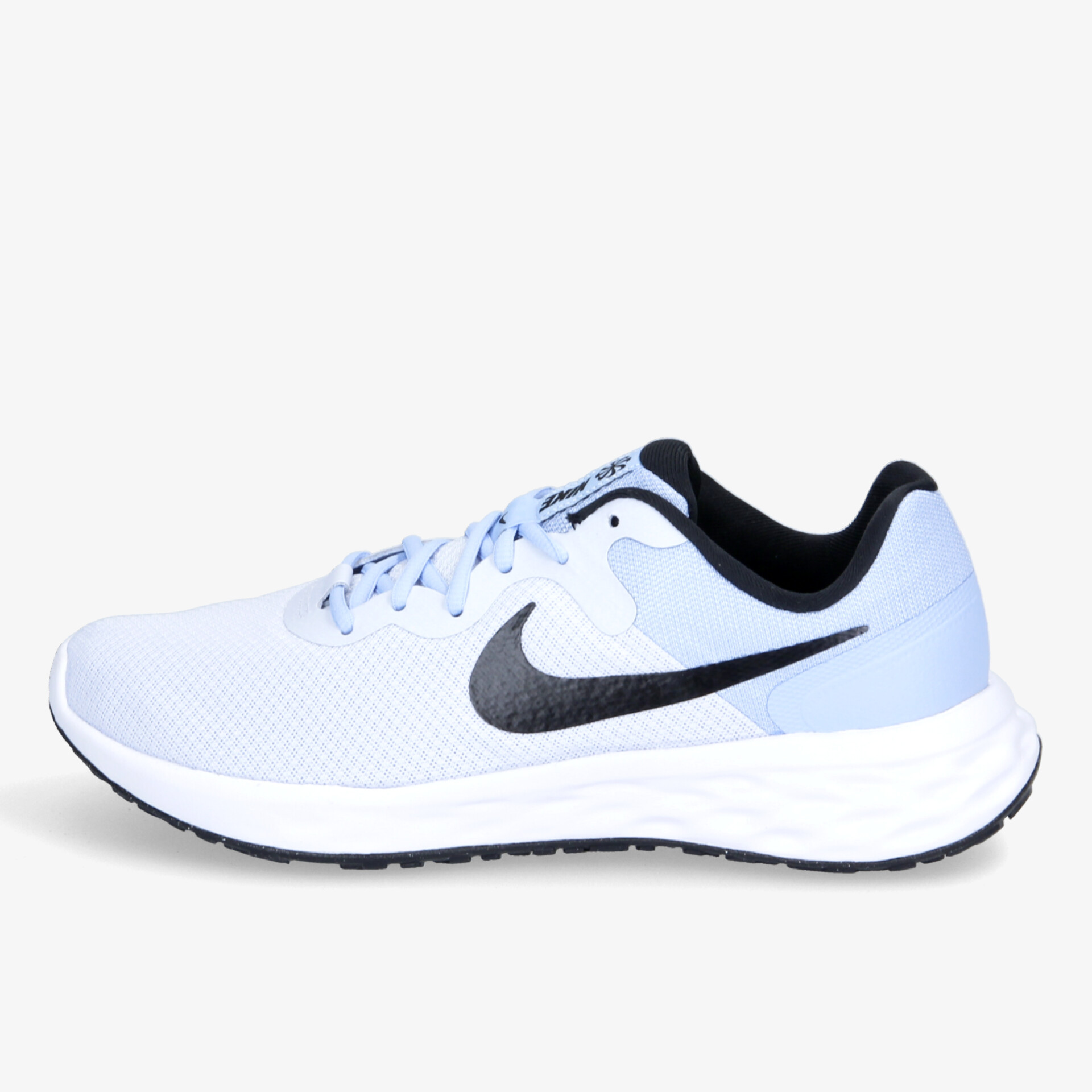 Bequemer, atmungsaktiver Sport-Sneaker von Nike in Weiß mit markantem Logo.