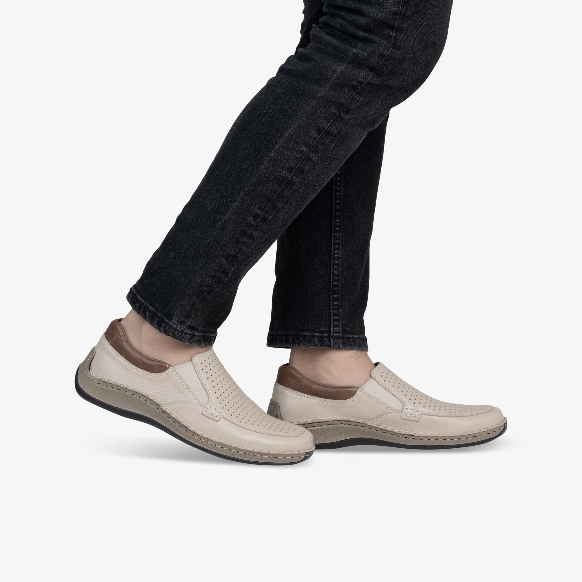 Bequeme beige Slipper seitlich getragen, leicht und flexibel mit rutschfester Sohle für hohen Tragekomfort