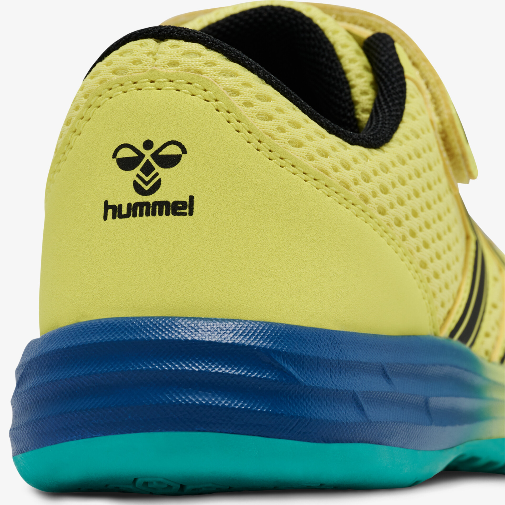 Hummel Sportschuh in leuchtendem Gelb mit blauen Akzenten und robustem Design