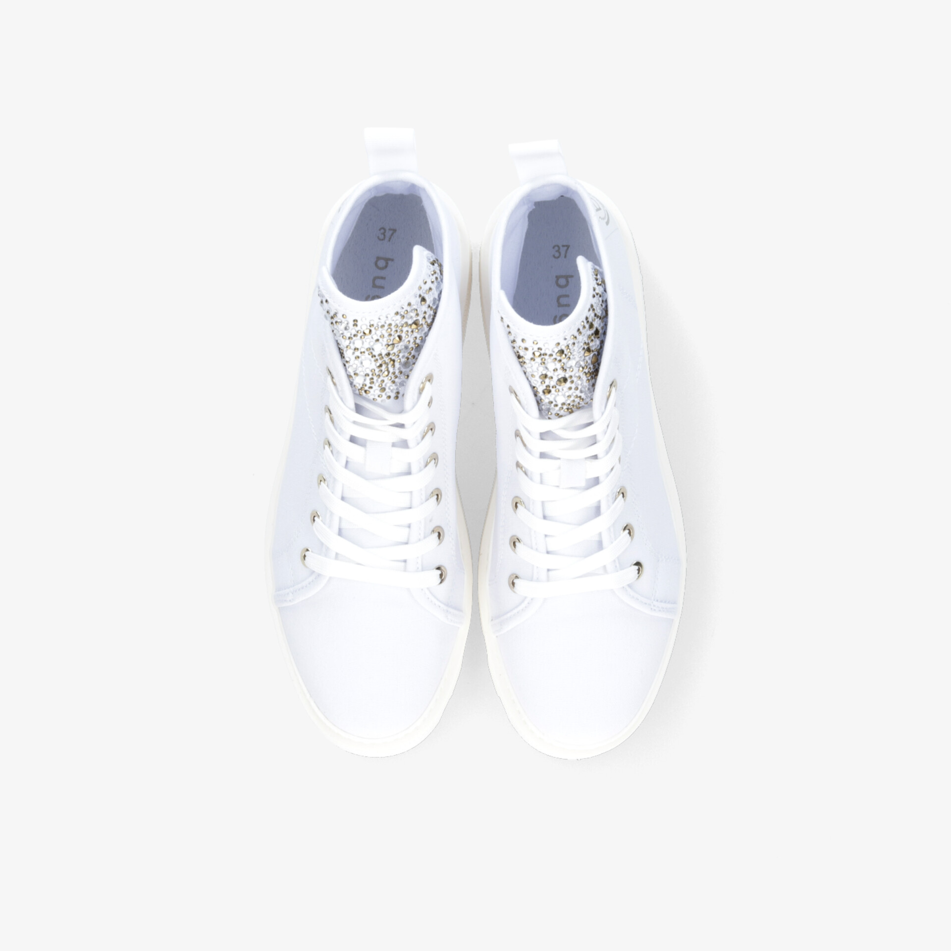 Stilvolle weiße Sneaker mit glänzendem Detail, vielseitig für verschiedene Outfits.