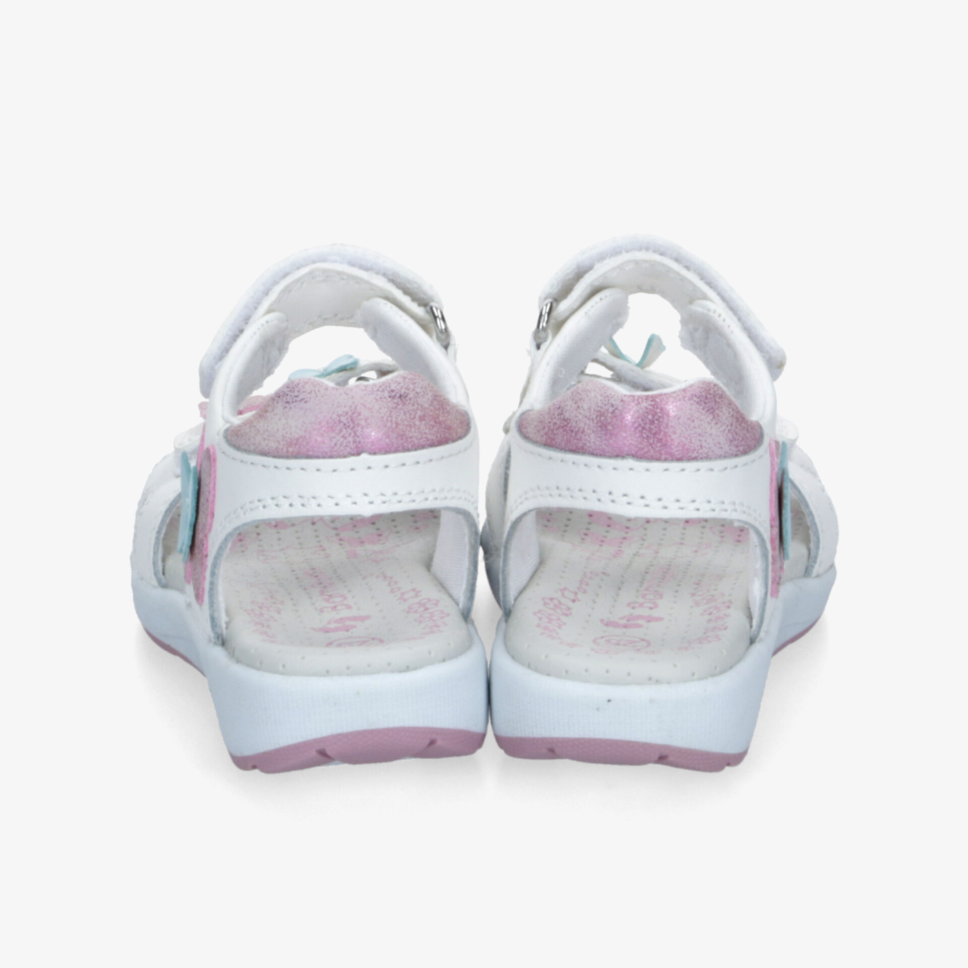 Rückansicht eines weißen Sportsandals mit verstellbaren Klettverschlüssen und gepolstertem Innenfutter