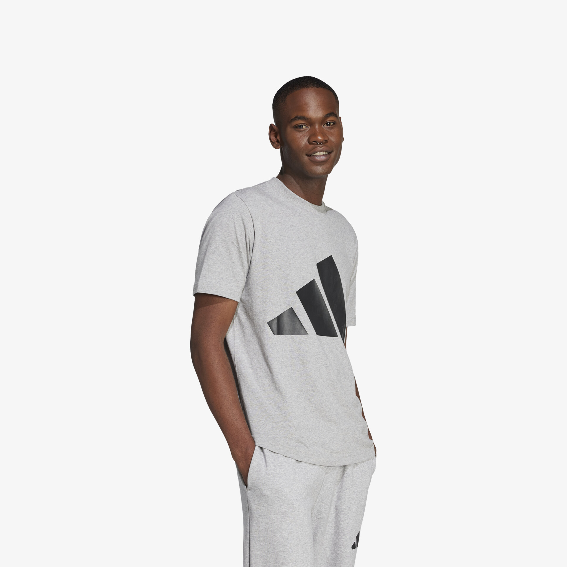 Graues Adidas T-Shirt mit großem Logo, kurzärmelig, bequem und sportlich für vielseitigen Einsatz