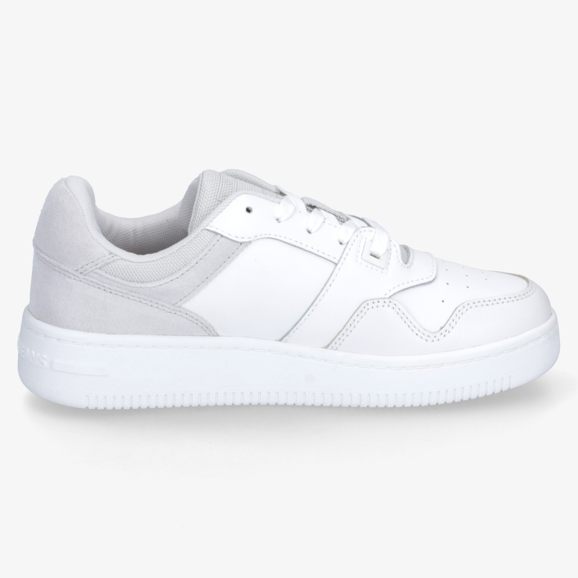 Moderner weißer Sneaker in klarer Seitenansicht mit sportlichem Design und bequemer, leichter Sohle