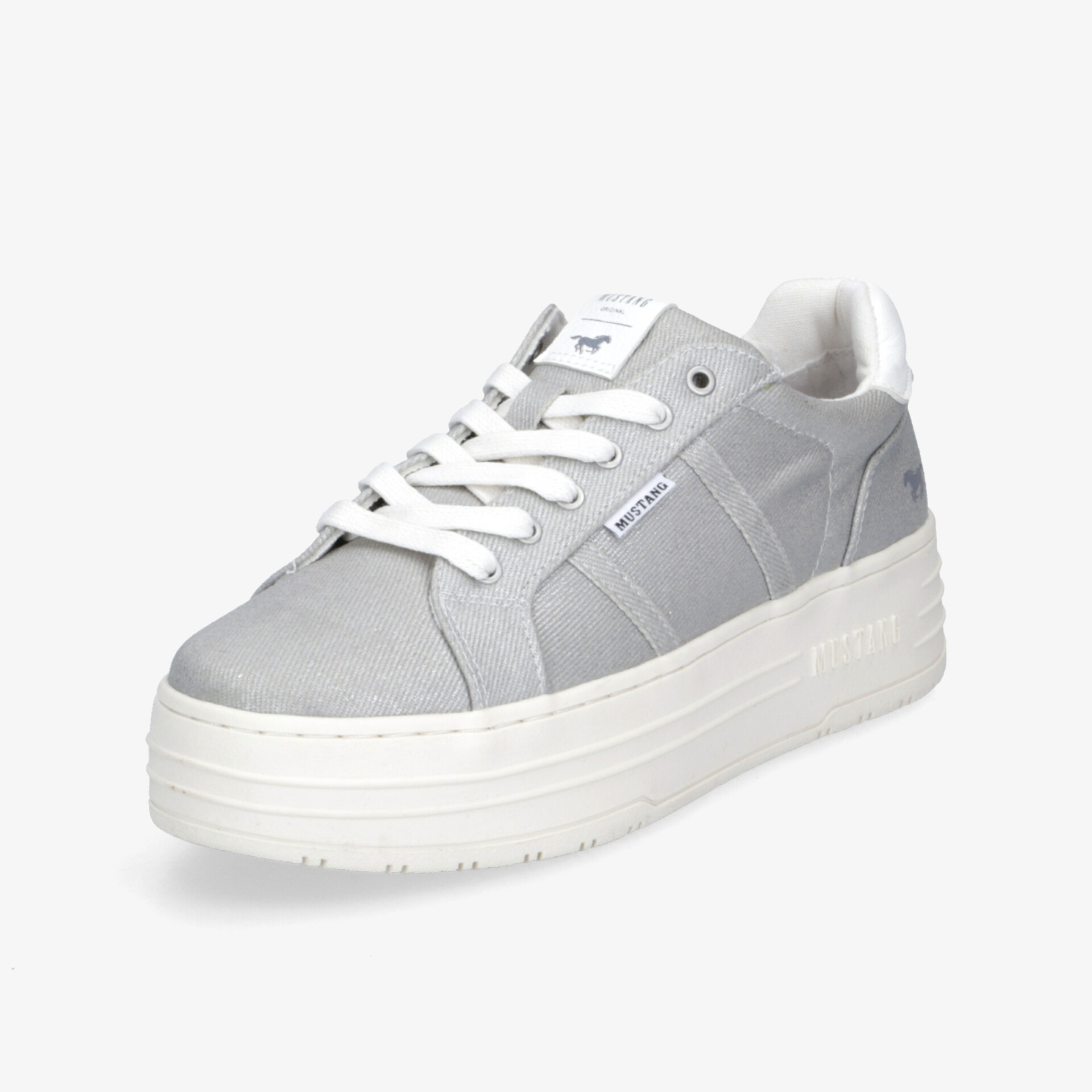 Moderner grauer Sneaker mit dickem weißem Sohlenrand und Schnürsenkeln, sportlich und bequem