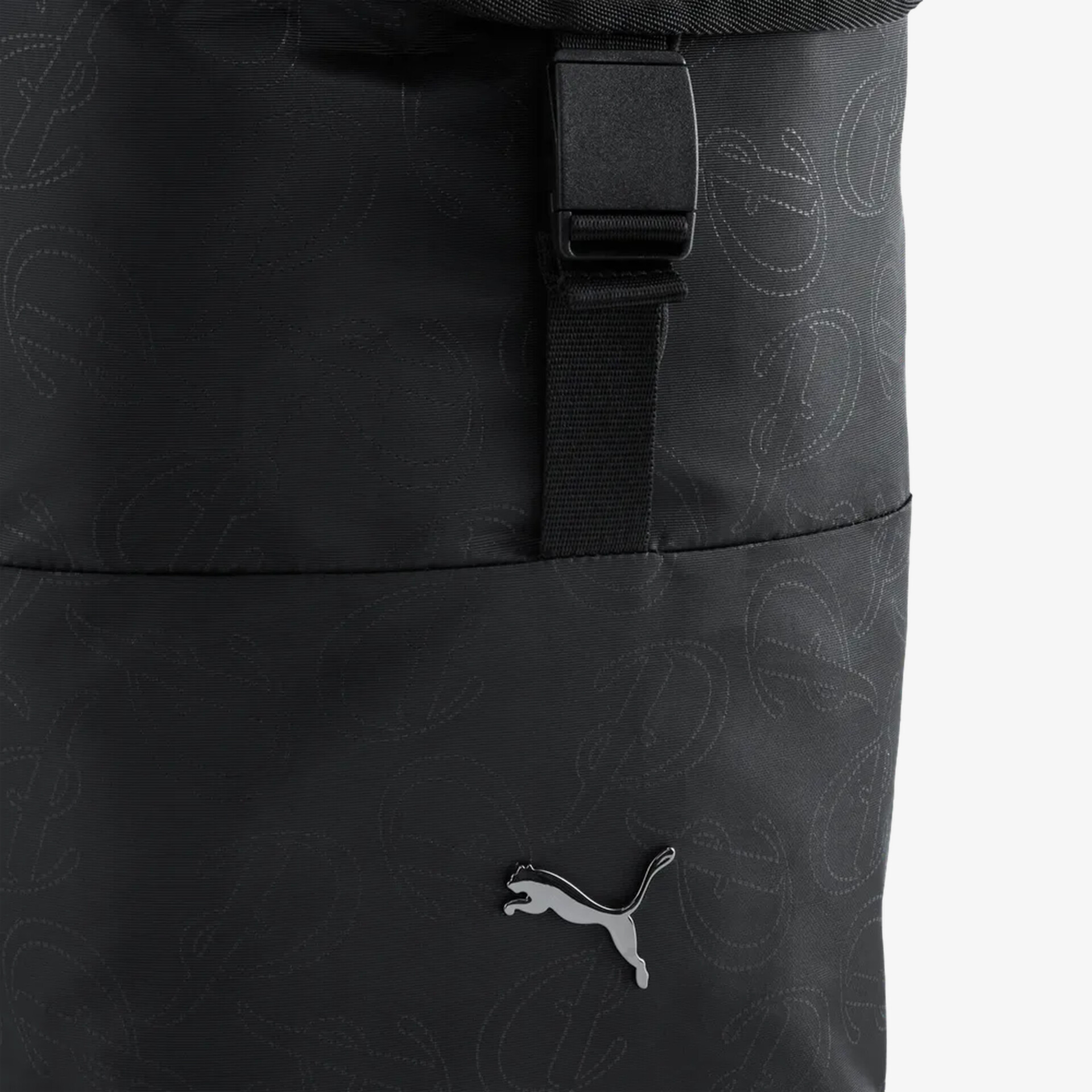 Schwarzer Puma Rucksack mit sichtbarem Logo, robustem Material und praktischer Außentasche im Detail