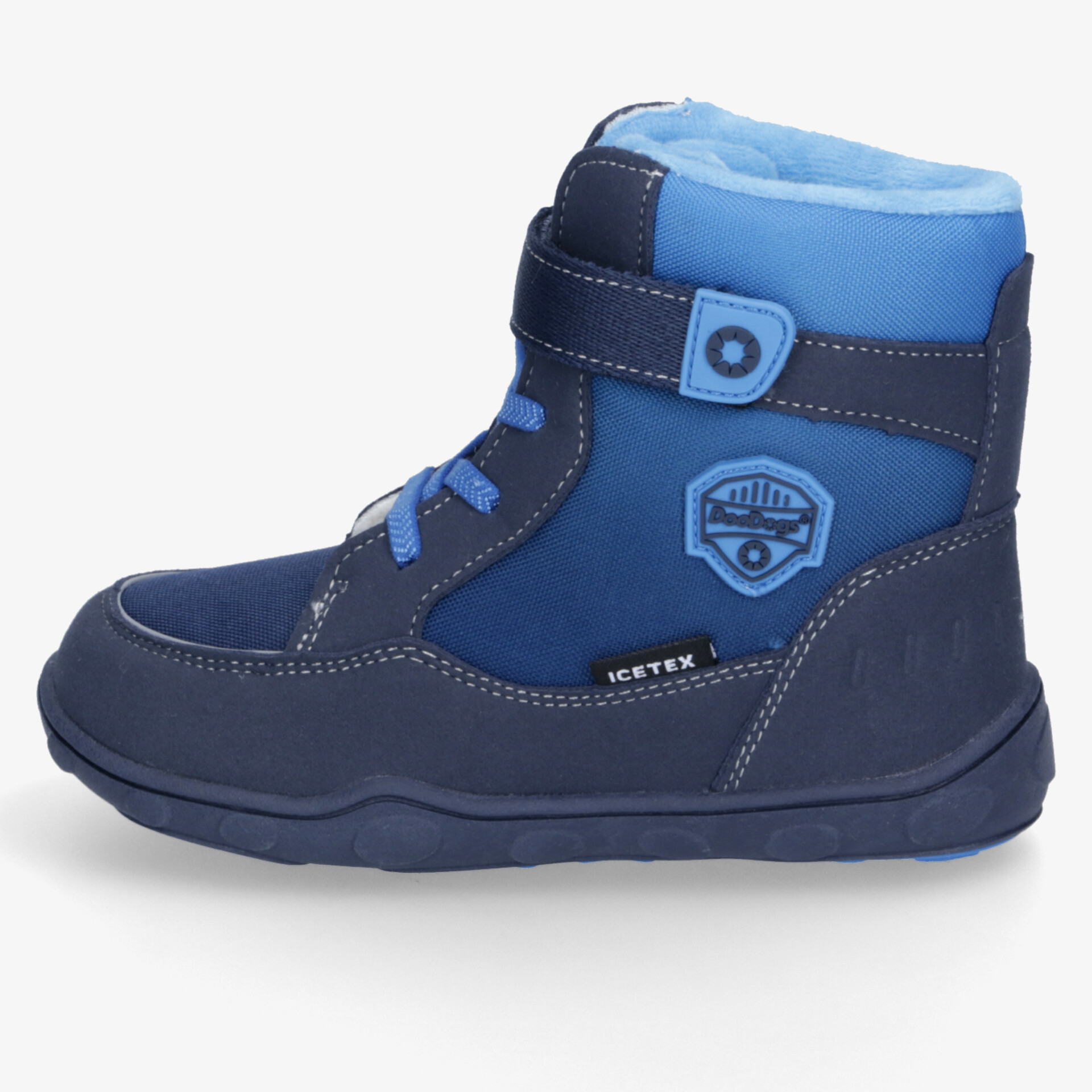 Warmer blauer Kinderschuh mit stabilem Halt, bequemem Sitz und rutschfester Sohle in klarer Seitenansicht