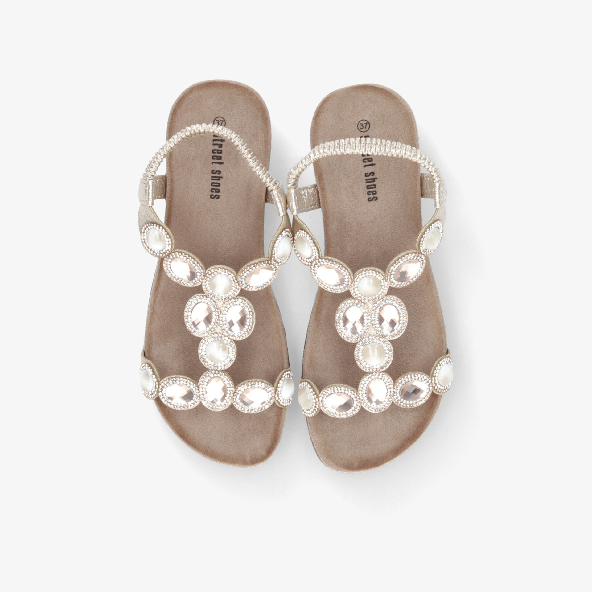 Modische hellbraune Sandale mit auffälliger Perlenverzierung, offen und leicht, ideal für sommerlichen Komfort