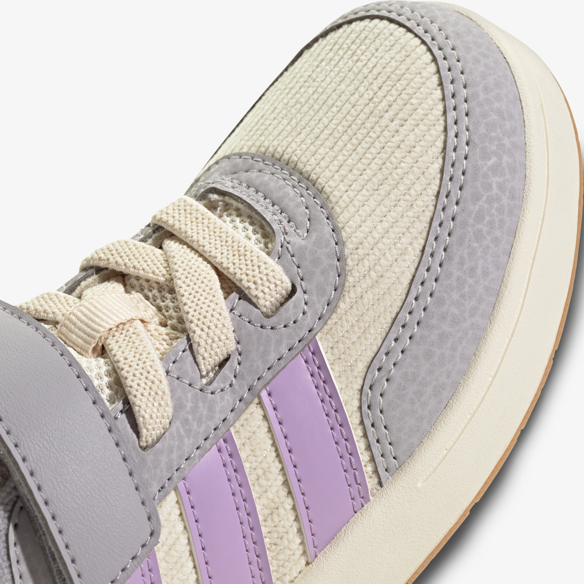 Detailaufnahme eines bequemen Schuhs mit atmungsaktivem Material und flexibler Schnürung