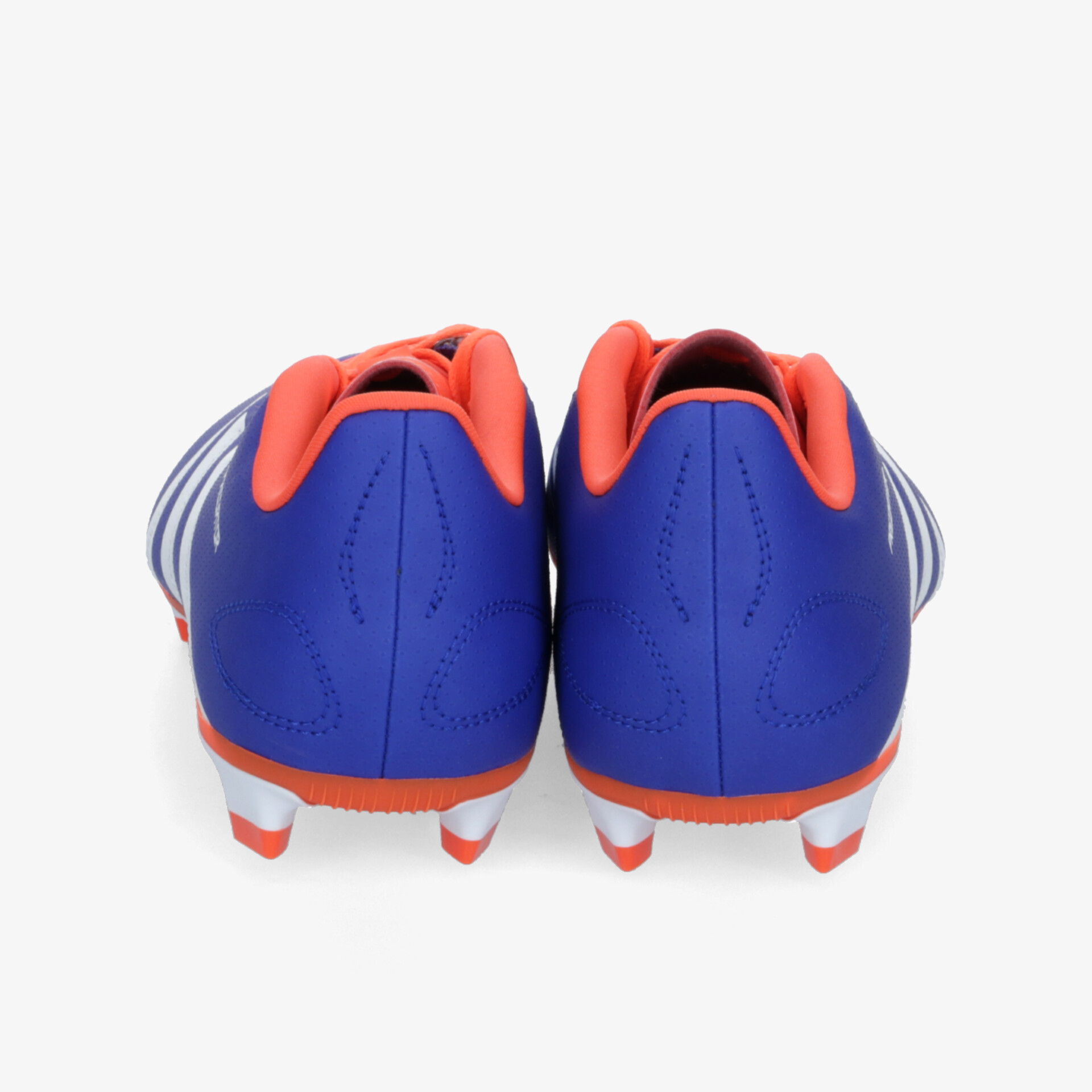 Rückansicht eines Paares Fußballschuhe in Blau und Orange mit stabiler Sohle und robustem Design