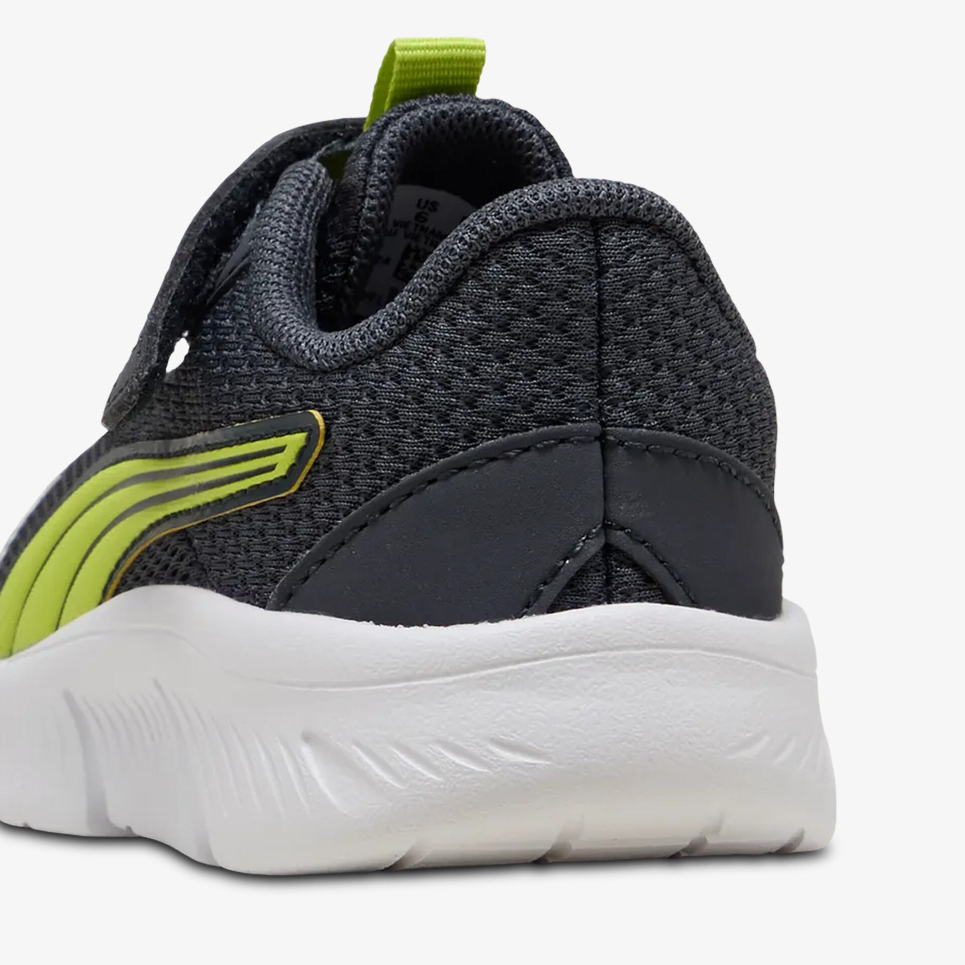 Sportlicher Schuh mit gepolsterter Ferse und atmungsaktivem Material für hohen Tragekomfort