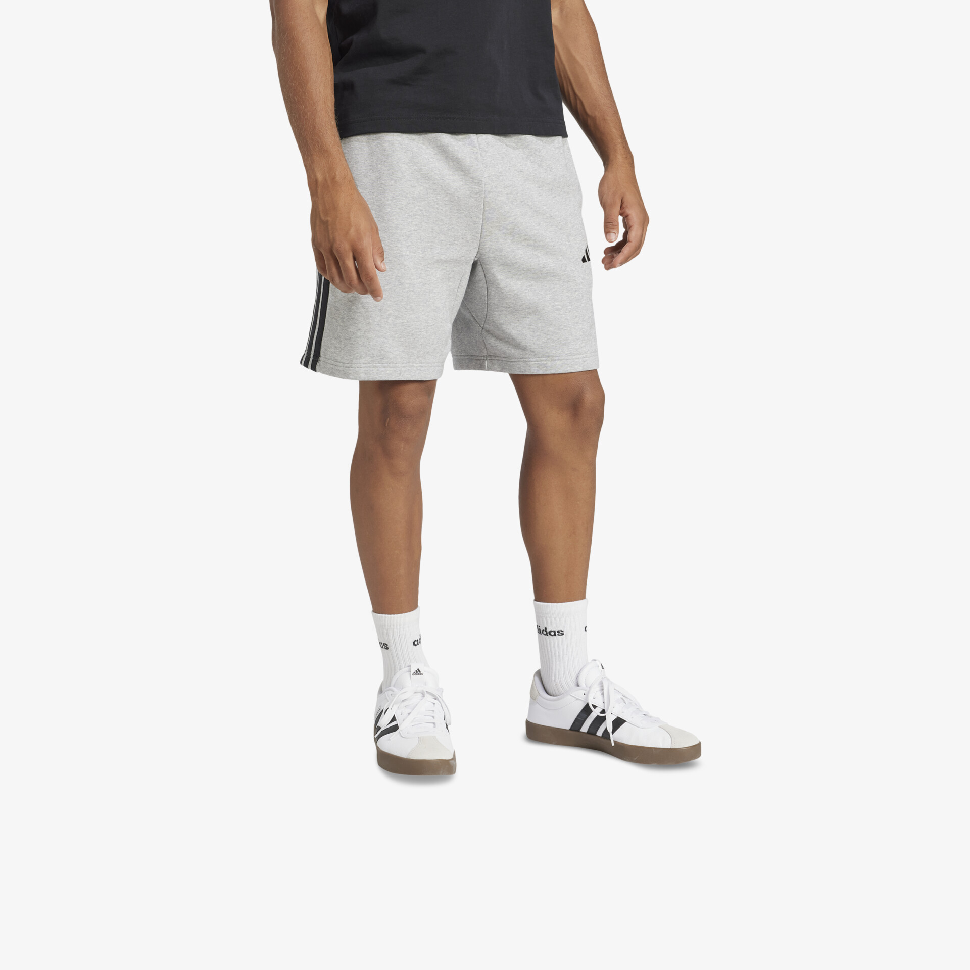 Moderne, leichte kurze Hose mit seitlichem Streifen, bequem und sportlich geschnitten, ideal für aktive Nutzung