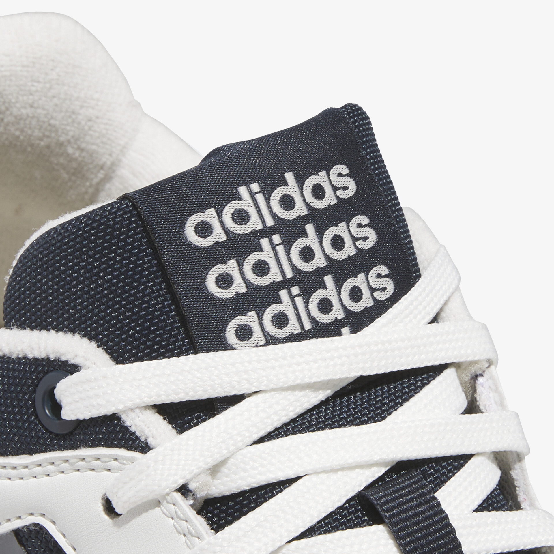 Nahaufnahme des Adidas Schuhs mit klar sichtbarem Logo und stabiler Schnürung in Schwarz-Weiß
