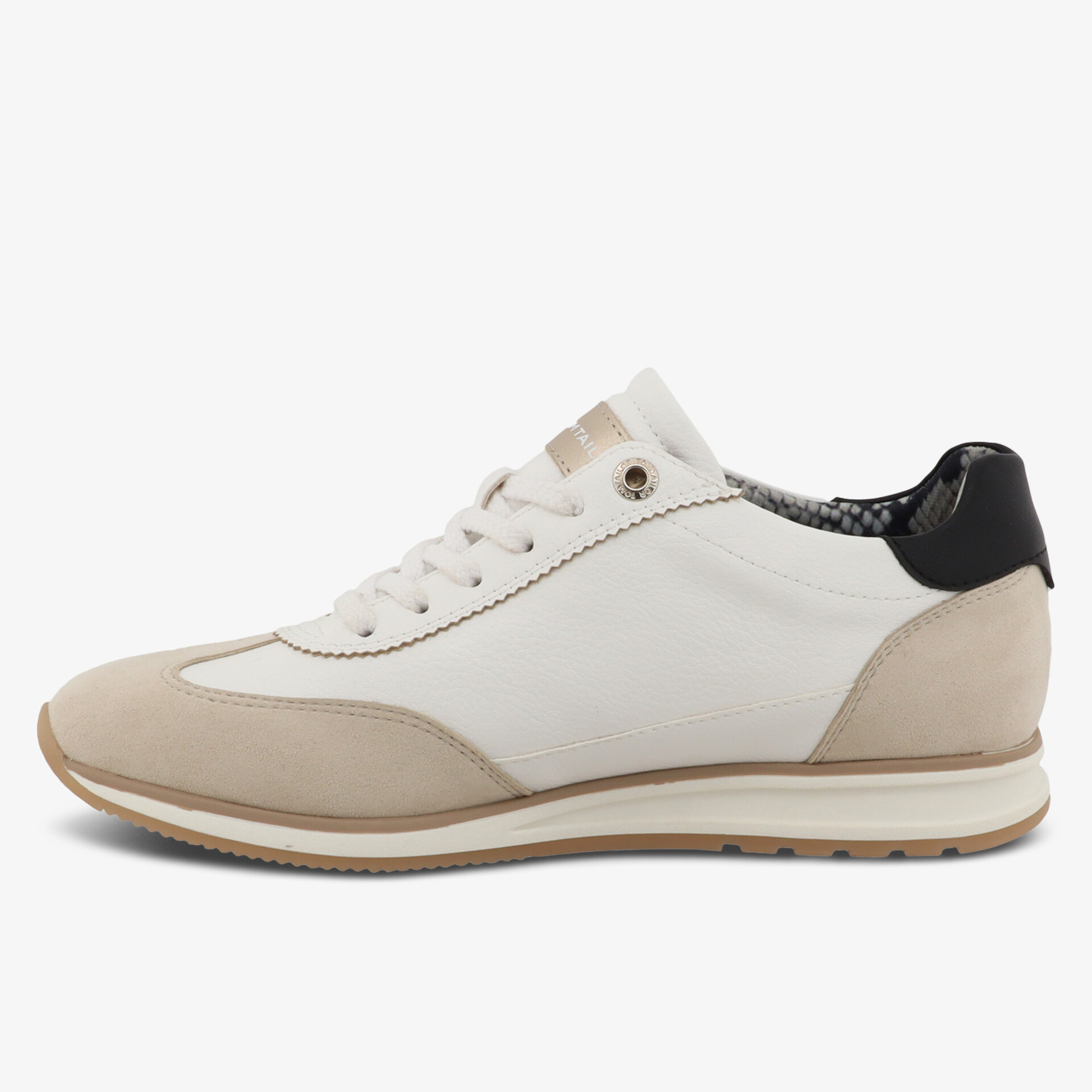 Moderner bequemer Sneaker in seitlicher Ansicht mit hochwertigen Materialien und sportlichem Design