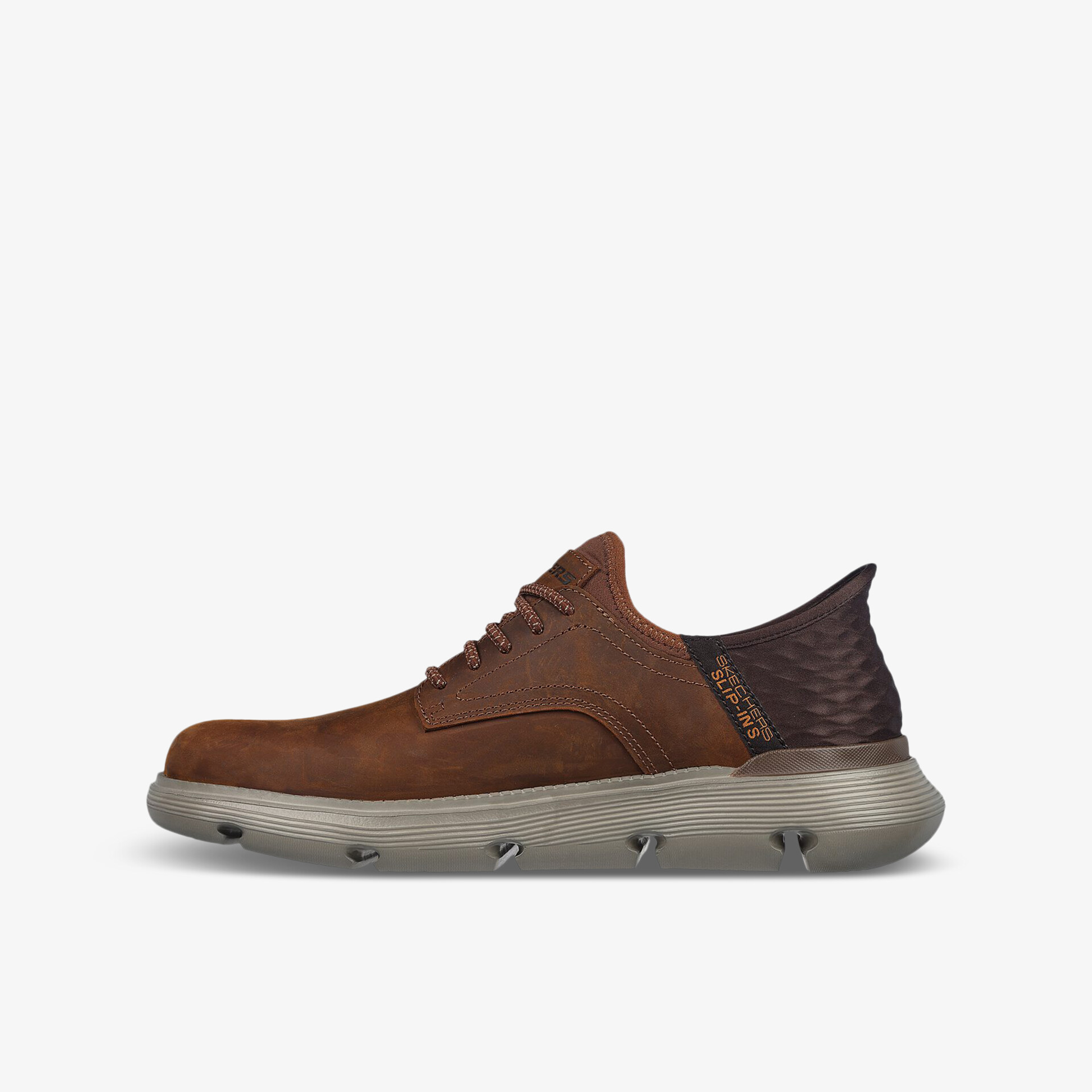 Moderner brauner Schuh mit leichter, flexibler Sohle und atmungsaktivem Material in klarer Seitenansicht