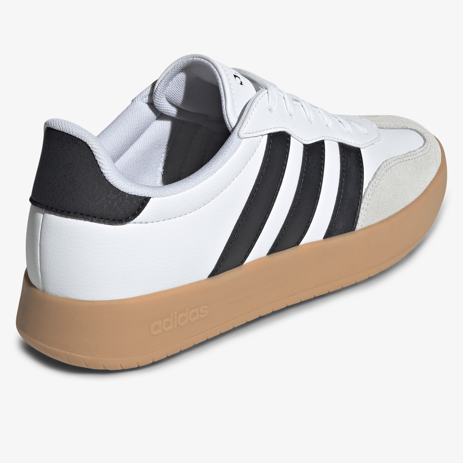 Weißer Sneaker mit schwarzen Streifen und robuster brauner Gummisohle, sportlich und bequem