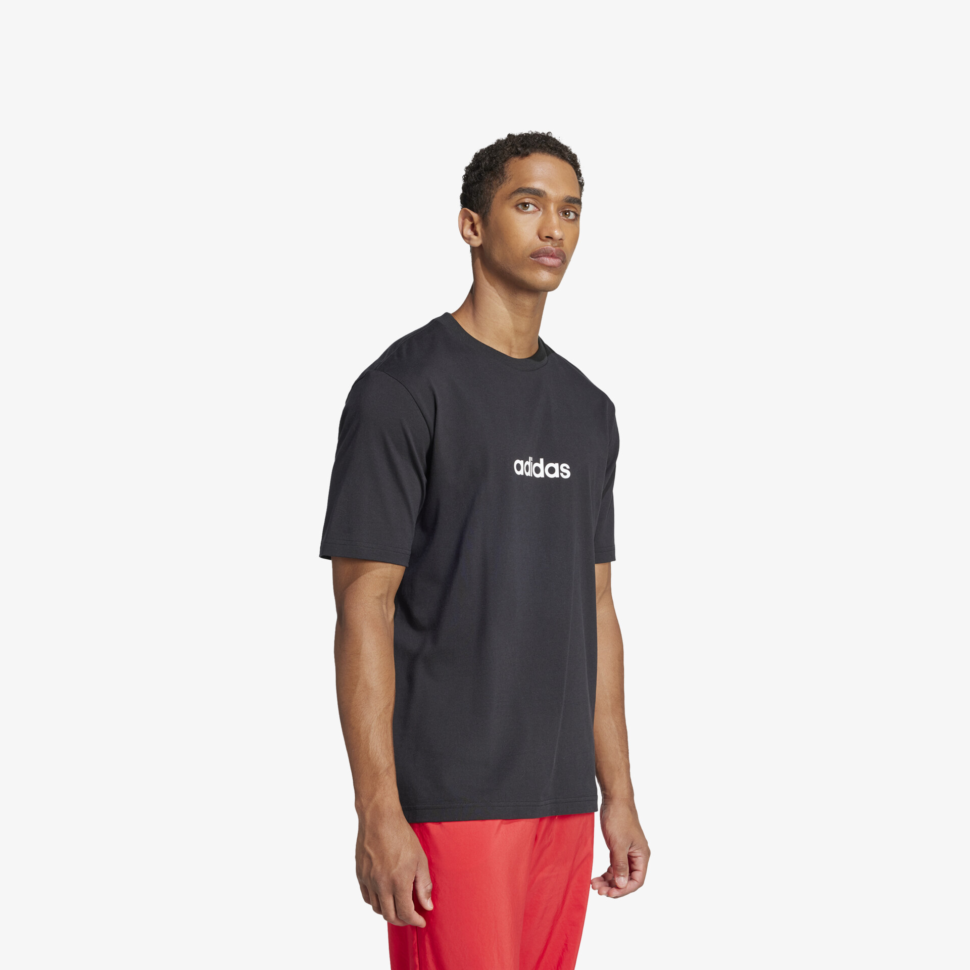 Sportliches schwarzes Adidas T-Shirt mit lockerem Schnitt, komfortabel und modisch, seitliche Ansicht