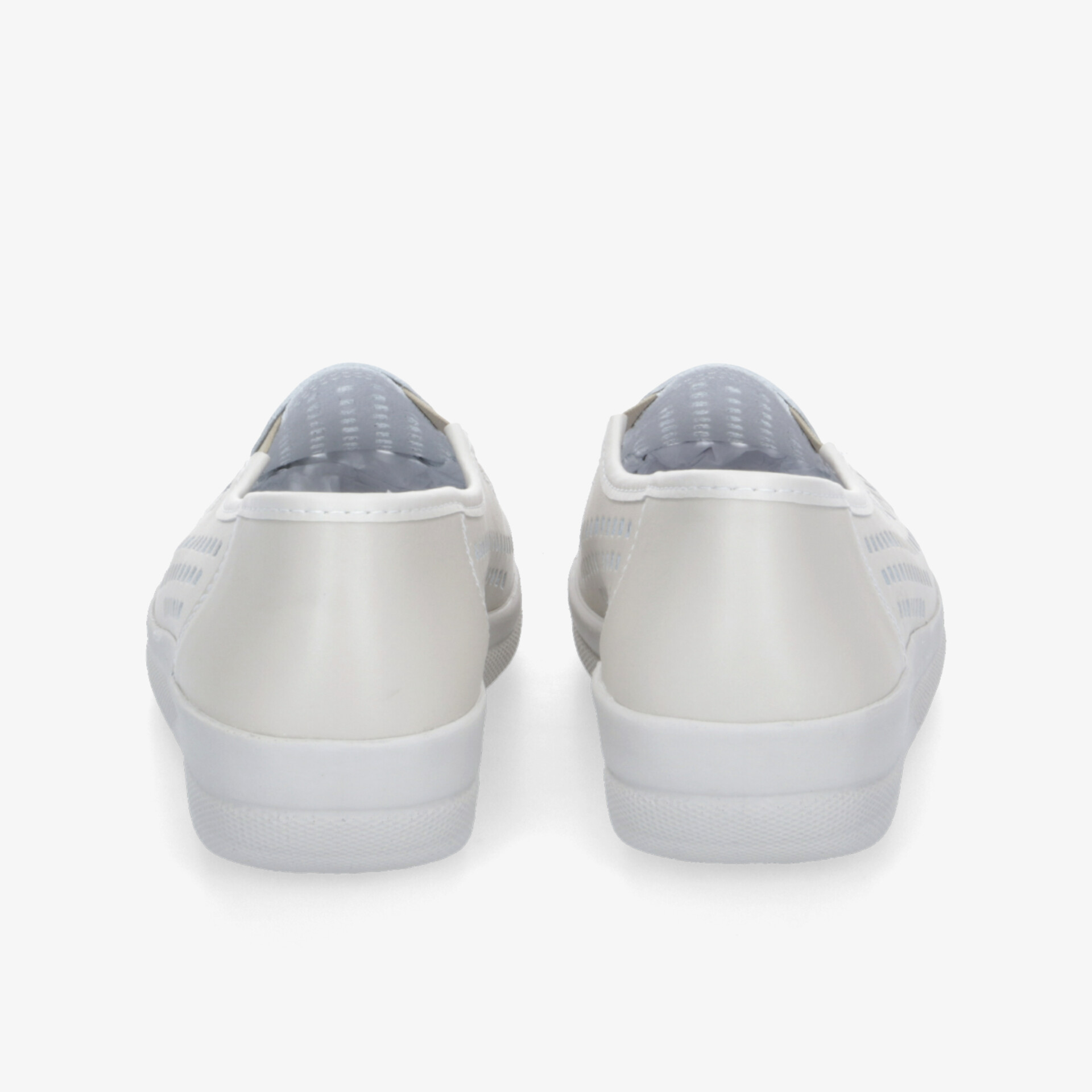 Rückansicht eines weißen Sneaker Paares mit schlichtem Design und rutschfester Laufsohle