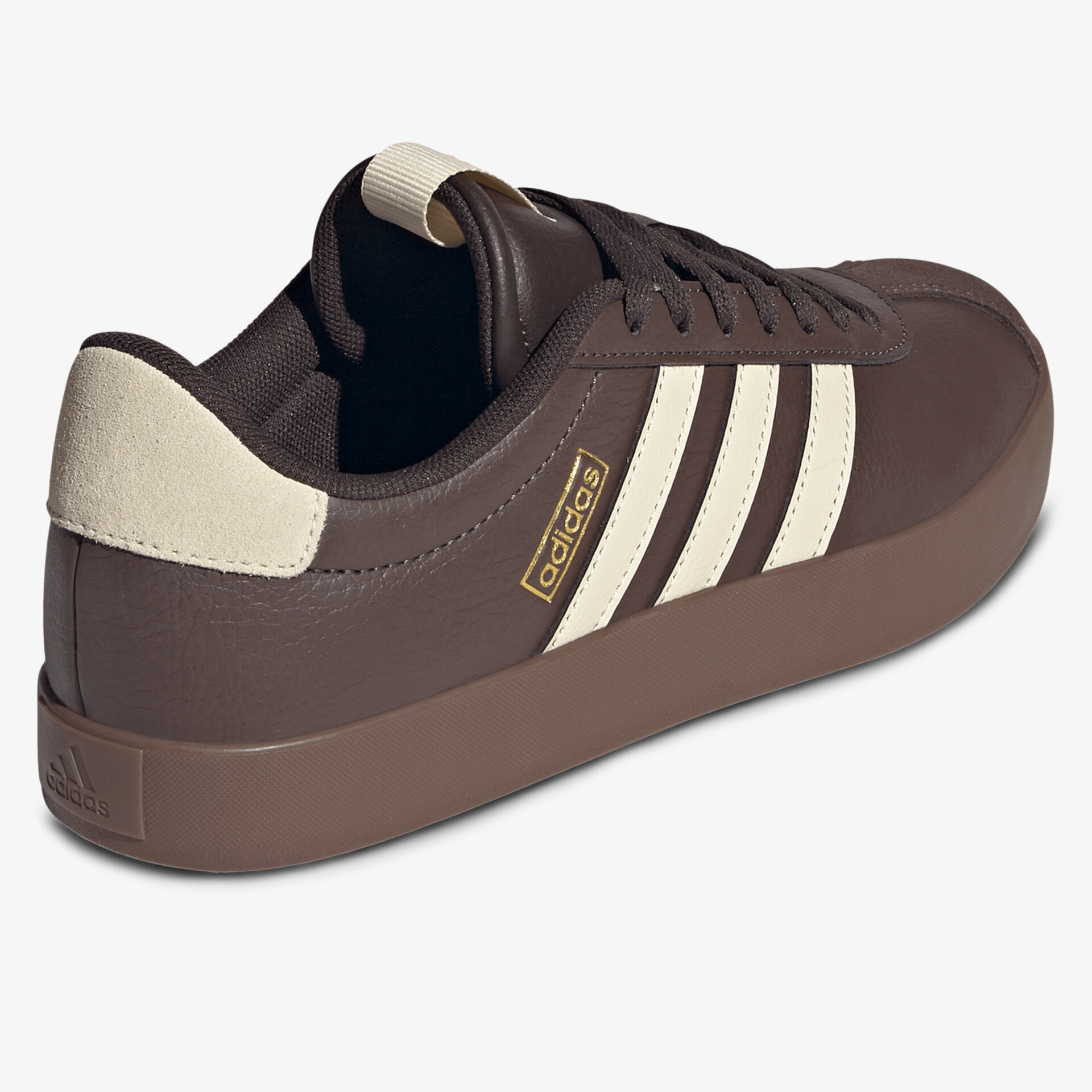 Brauner Sneaker mit weißen Streifen und robuster Gummi-Sohle, sportlich und komfortabel für Alltag und Freizeit