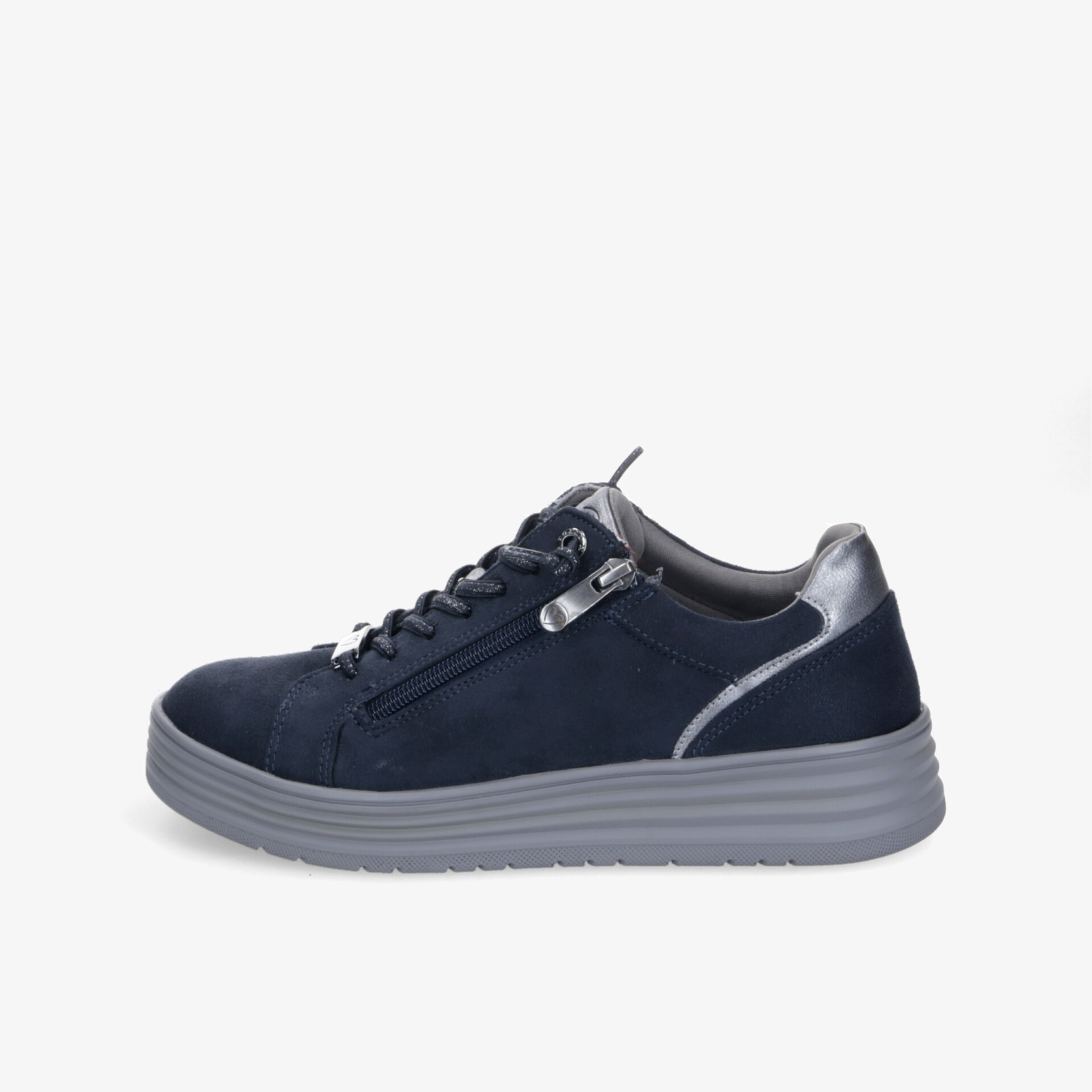 Seitenansicht eines schwarzen Sneakers mit bequemer Passform, rutschfester Sohle und modernem, sportlichem Design.
