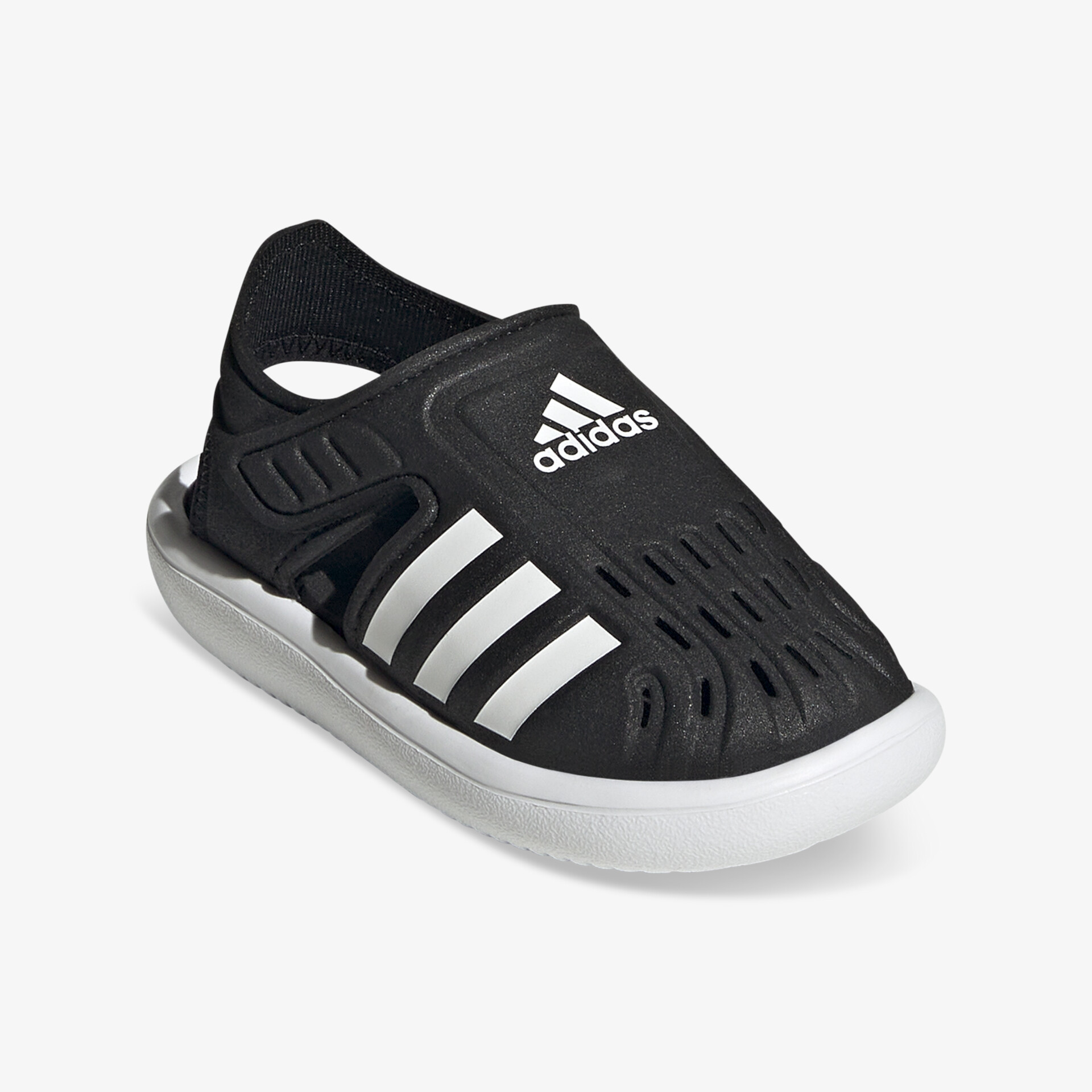 Leichter schwarzer Adidas Schuh mit weißer Sohle und sportlichem, atmungsaktivem Design vorne sichtbar
