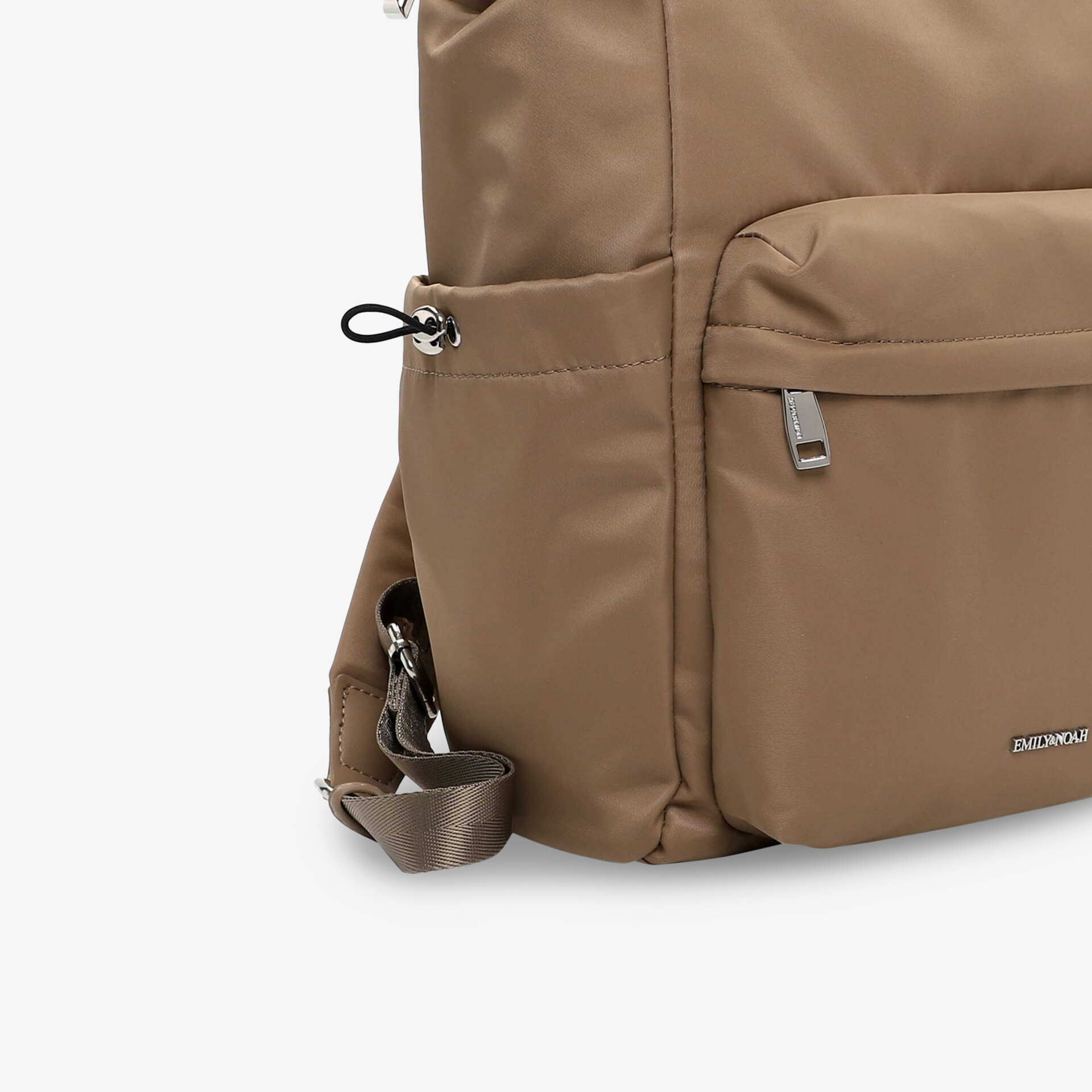 Detailansicht eines robusten braunen Rucksacks mit praktischem Seiteneingriff und hochwertigem Reißverschluss