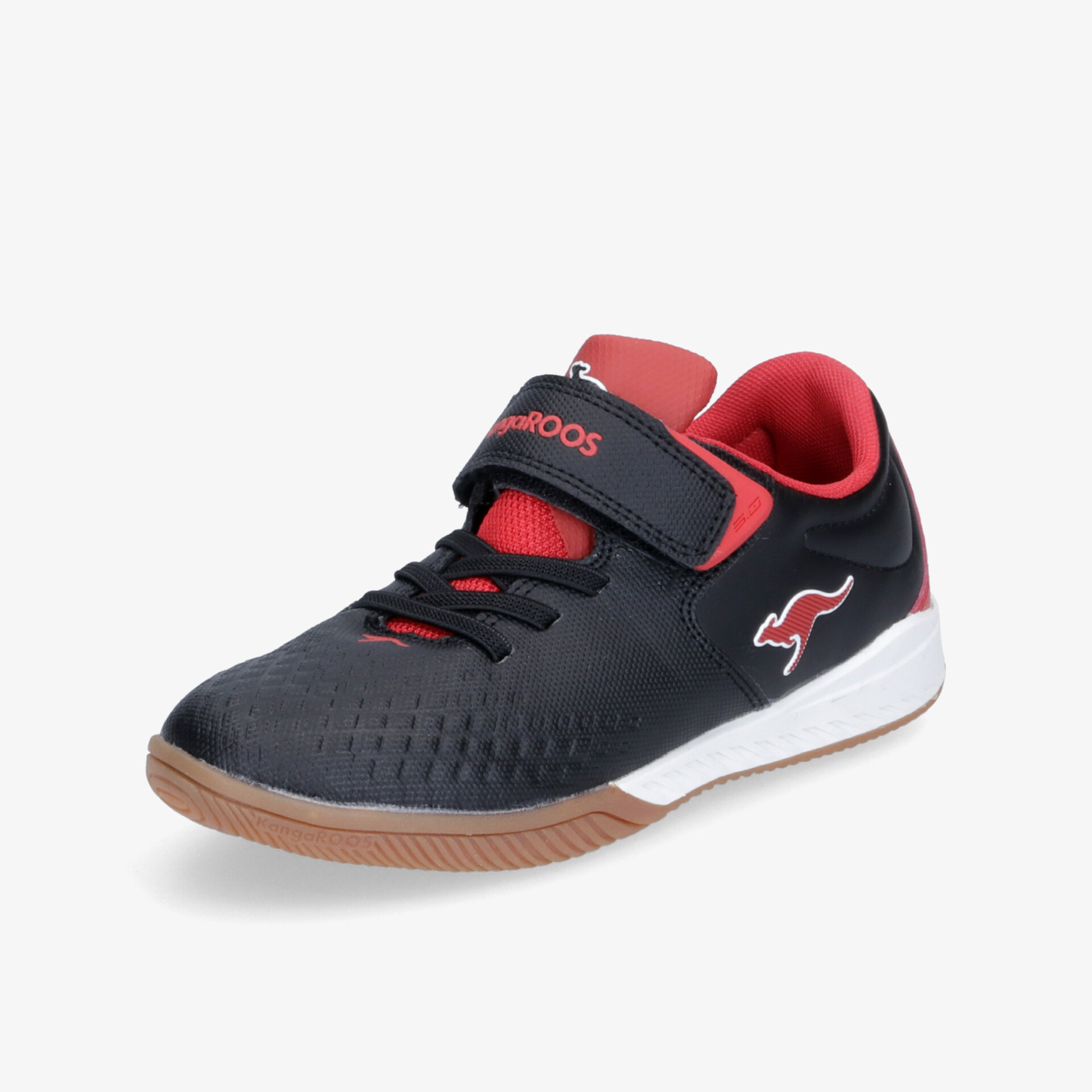 Bequemer Hallenschuh mit Klettverschluss und rutschfester Sohle in Schwarz und Rot für sportliche Performance.