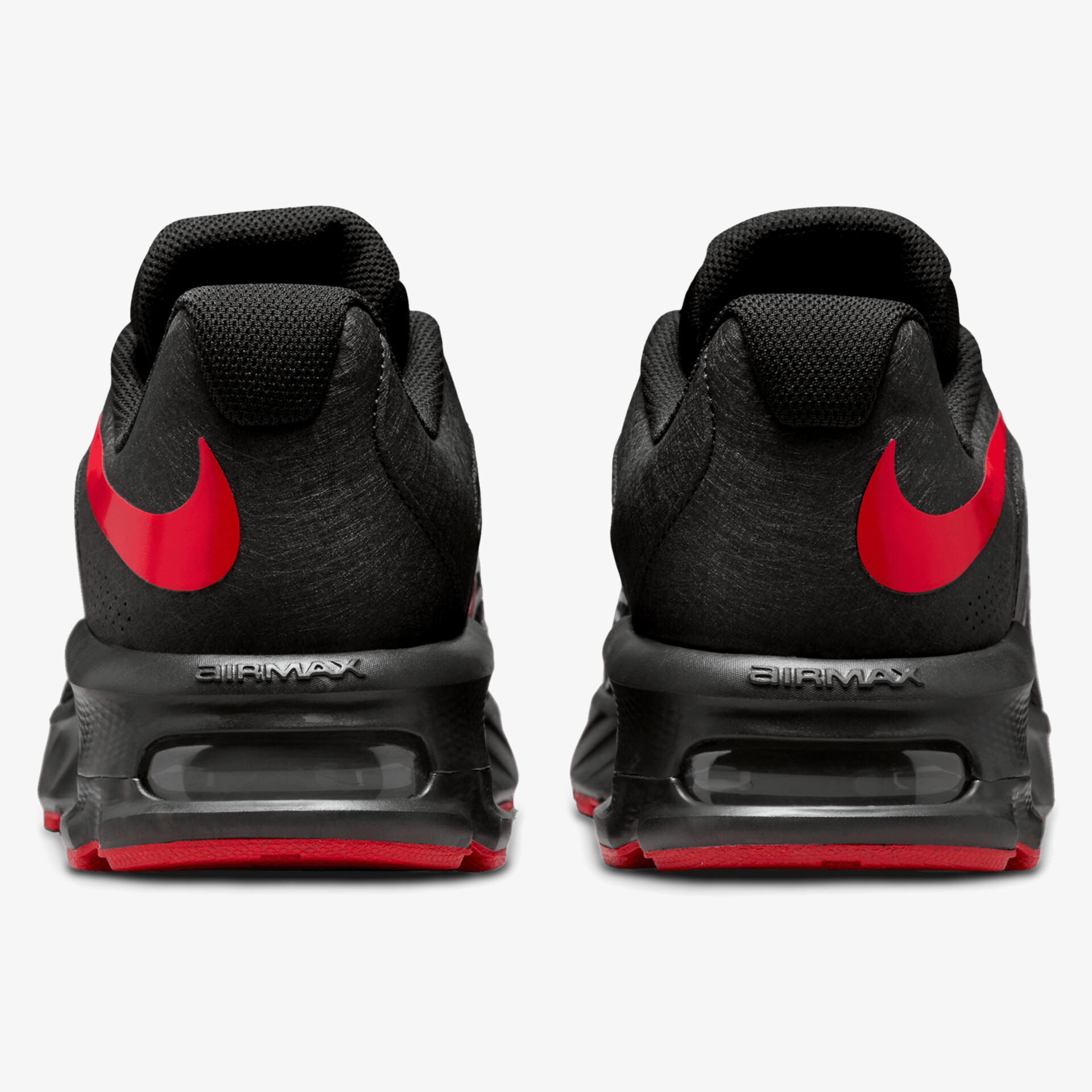 Schwarze Sportschuhe mit rotem Markenlogo und sichtbarer Luftpolstersohle, Rückansicht auf robustes Design