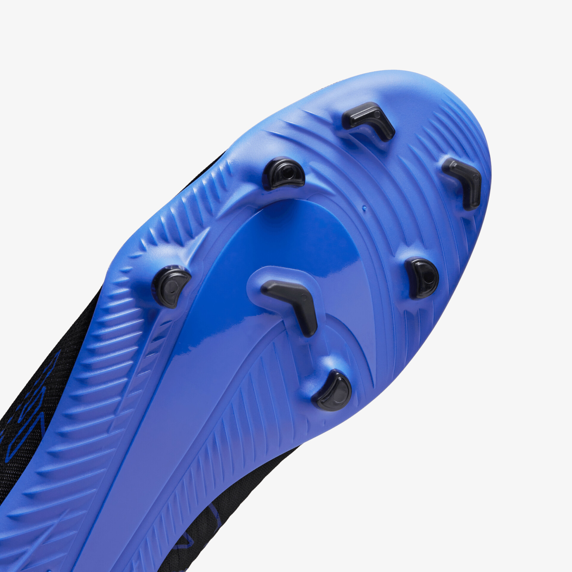 Detailaufnahme der blauen Fußballschuh-Sohle mit robustem Profil für optimale Bodenhaftung