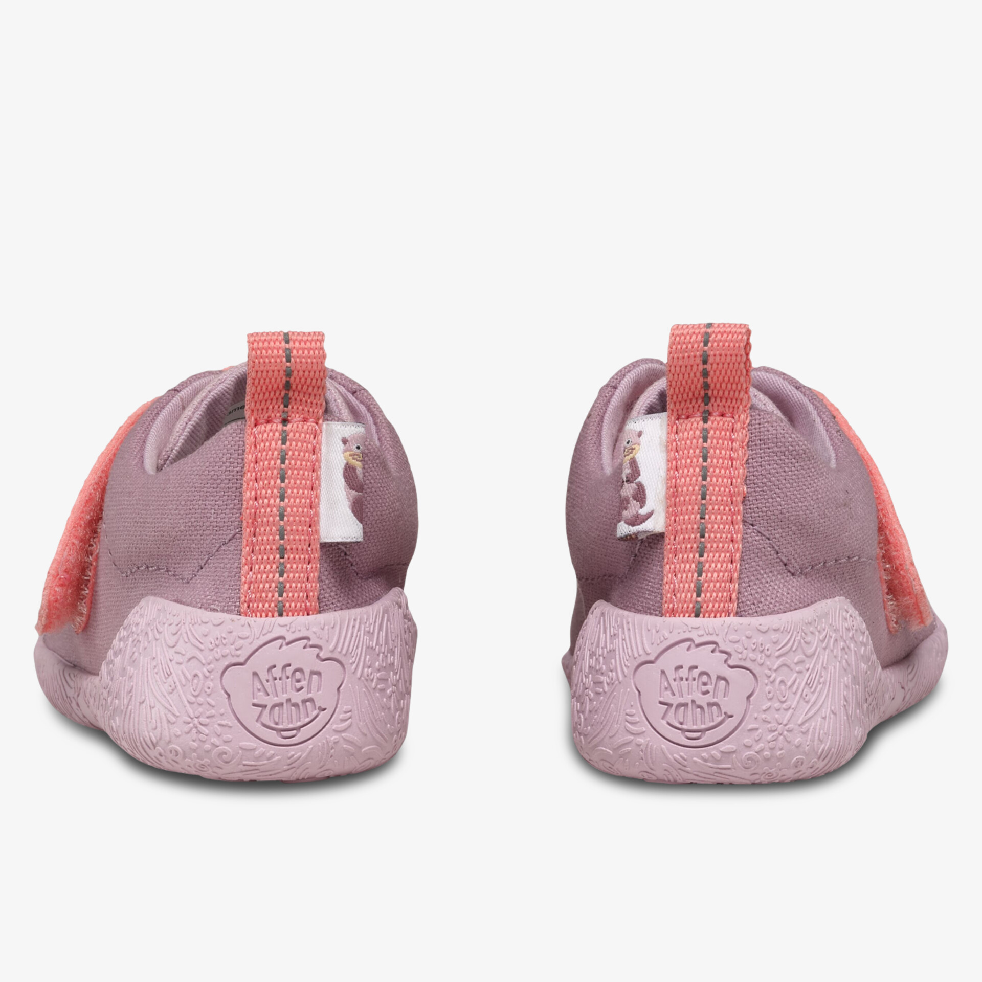 Rückansicht von zwei robusten Schuhen mit weicher Sohle und praktischem Schlaufenverschluss