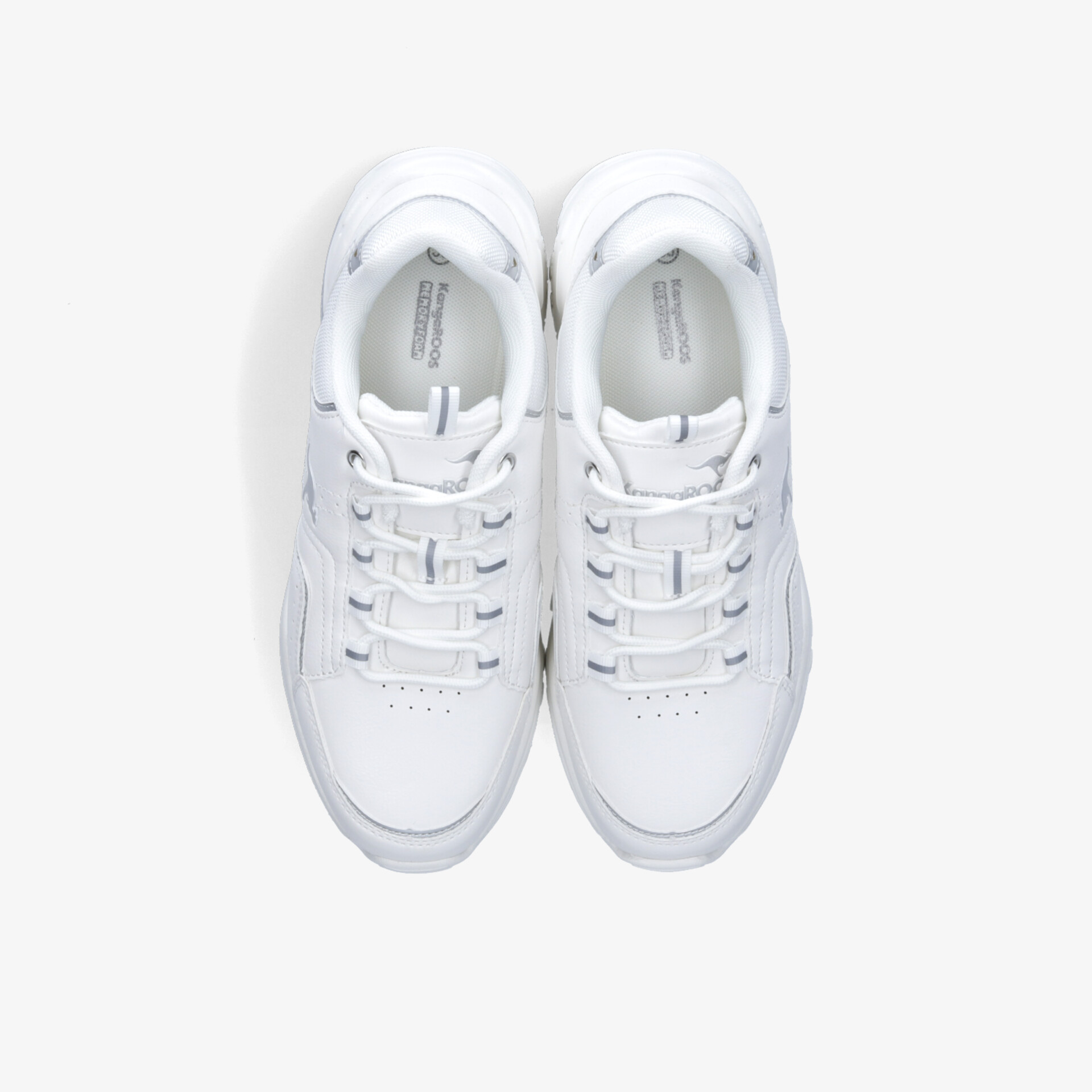 Weißes Sneaker-Paar in Draufsicht, leicht und bequem mit schnürbaren Verschlüssen und sportlichem Design