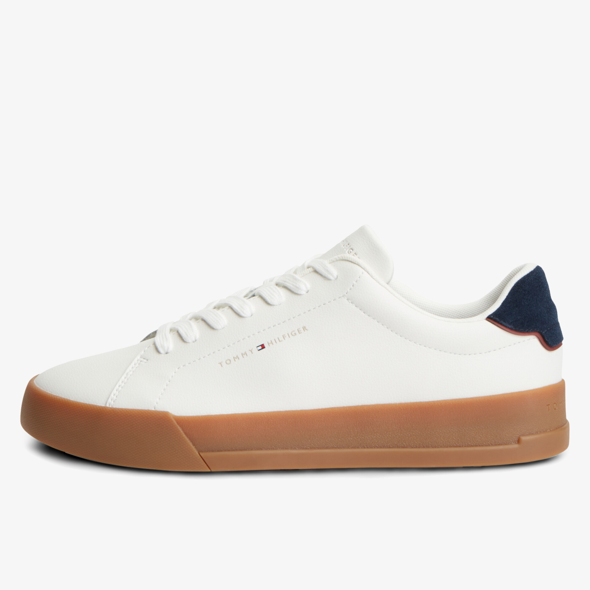 Weißer Sneaker mit seitlicher Ansicht und brauner Gumsohle, minimalistisches und bequemes Design