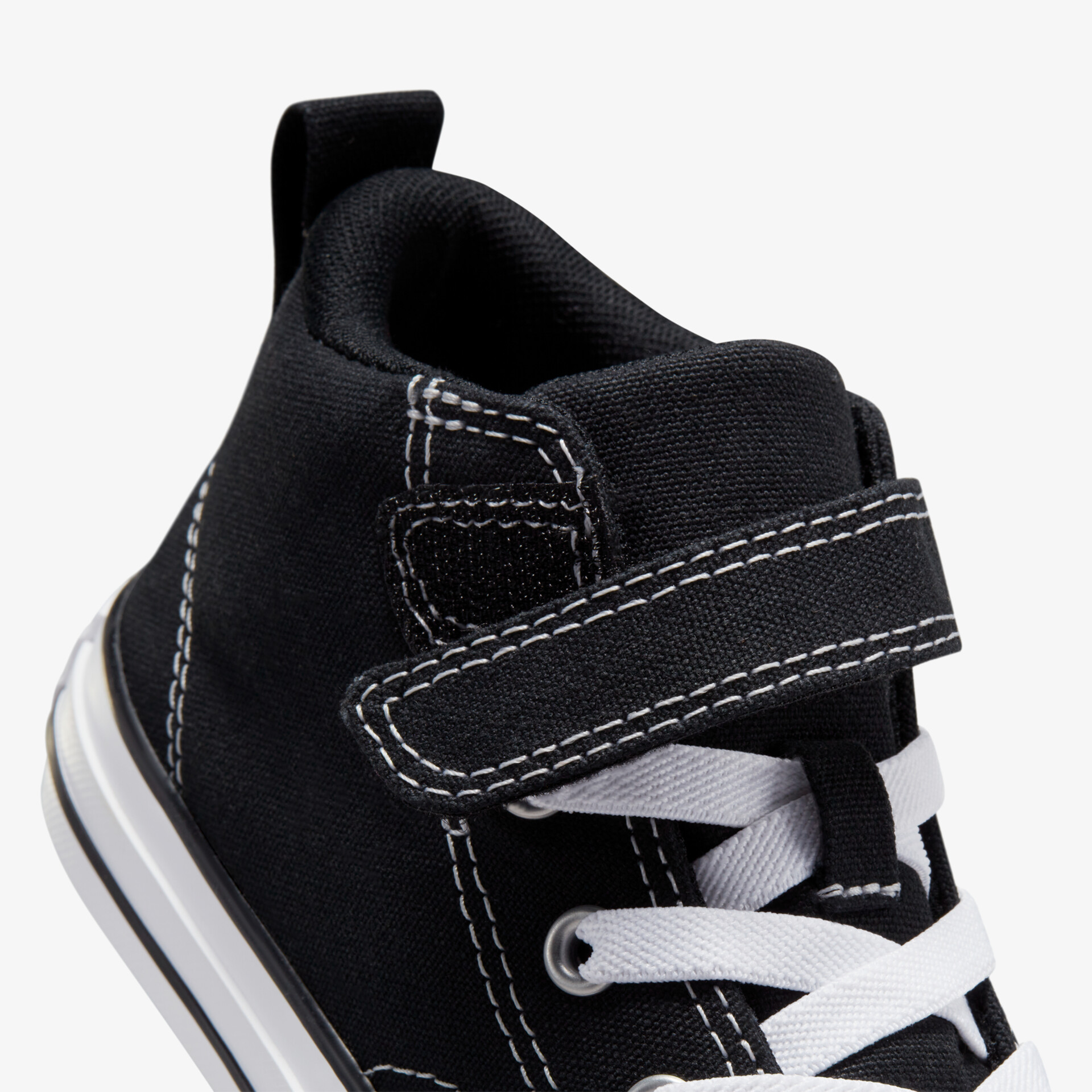 Stylischer schwarzer Sneaker mit Klettverschluss und rutschfester Sohle für exzellenten Tragekomfort im Alltag.