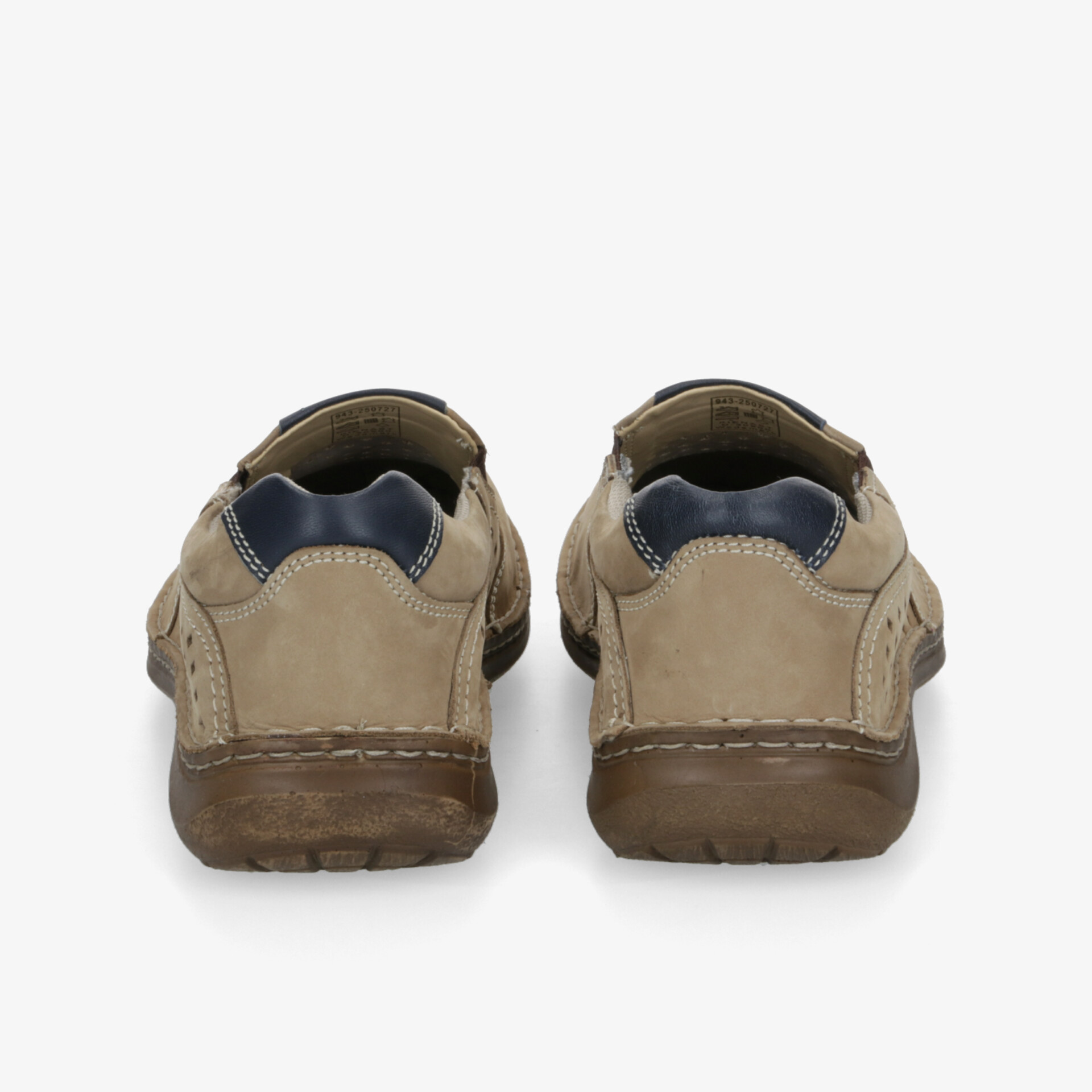 Beige-braune Schuhe in Rückansicht als Paar mit robuster Sohle und gepolstertem Einstieg