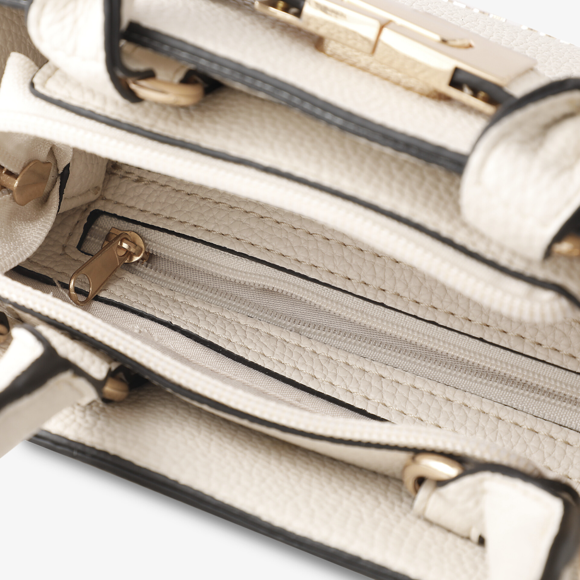 Nahaufnahme einer edel verarbeiteten Tasche mit Reißverschluss und feinen Innenfächern aus hochwertigem Material