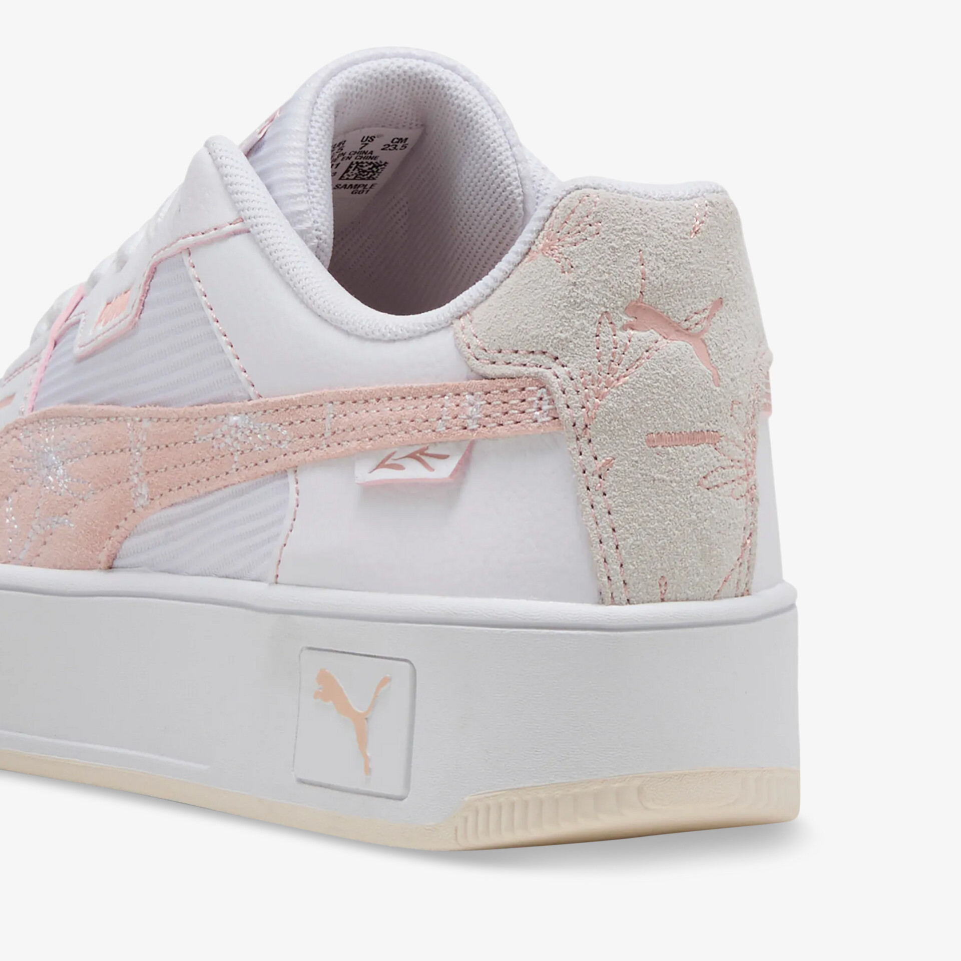 Detailaufnahme eines weißen Sneakers mit rosa Akzenten und weichem, langlebigem Material