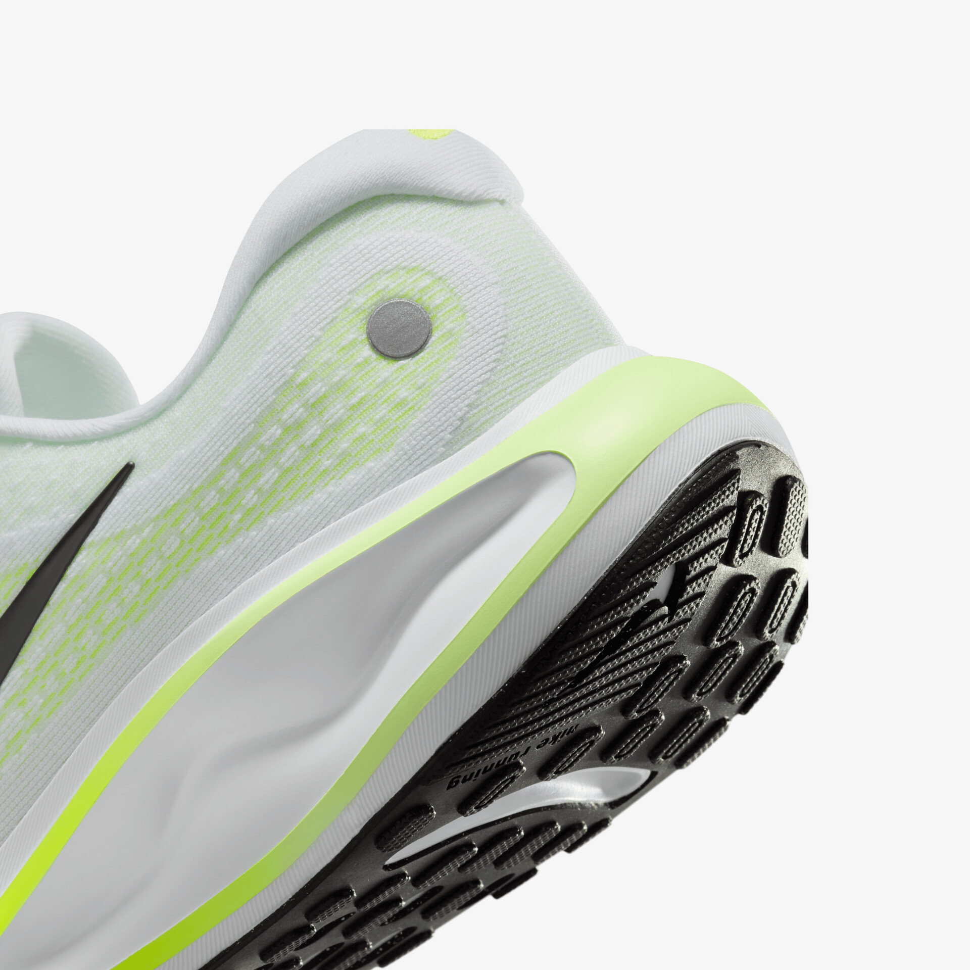 Detailaufnahme eines Sportschuhs mit ergonomischer Sohle, leichter Dämpfung und rutschfestem Profil in hellen Farbtönen