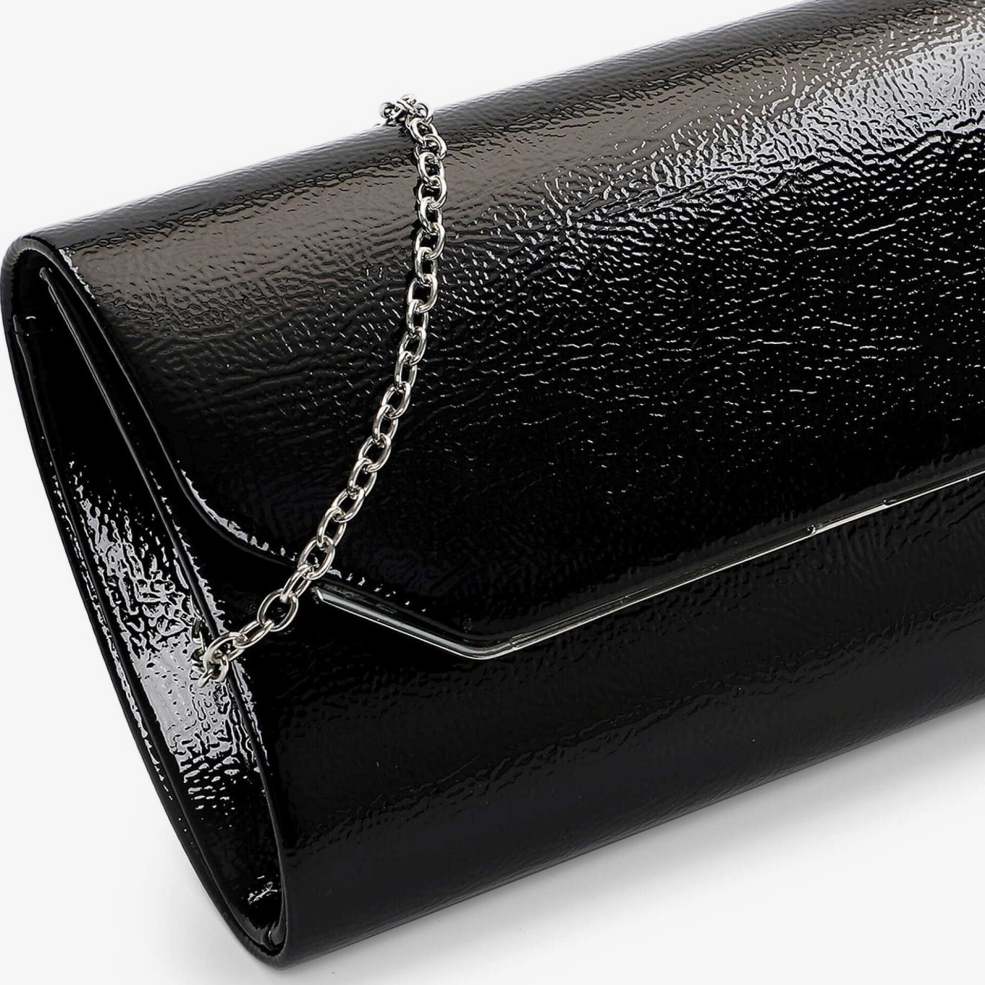 Elegante schwarze Clutch aus glänzendem Patentleder mit feiner silberner Kette, kompakt und hochwertig verarbeitet