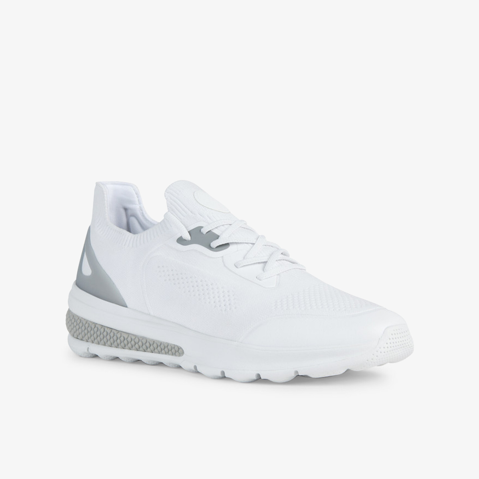 Moderner weißer Sneaker mit atmungsaktivem Material und rutschfester Sohle für maximalen Tragekomfort.