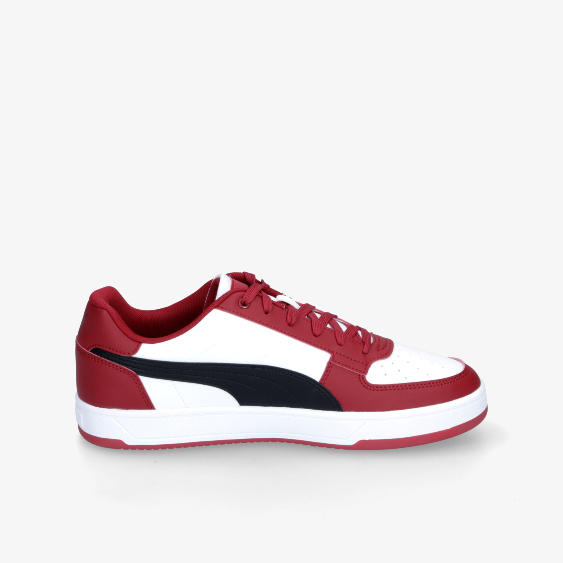 Seitliche Ansicht des bequemen Sportschuhs in Rot, Weiß und Schwarz mit robuster Sohle und klassischem Design