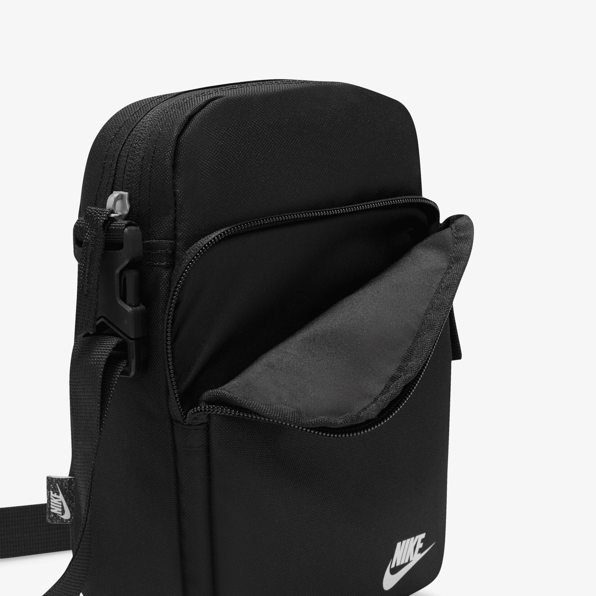 Kompakte schwarze Tasche mit offenem Reißverschlussfach und verstellbarem Schulterriemen, sportlich und praktisch für den Alltag