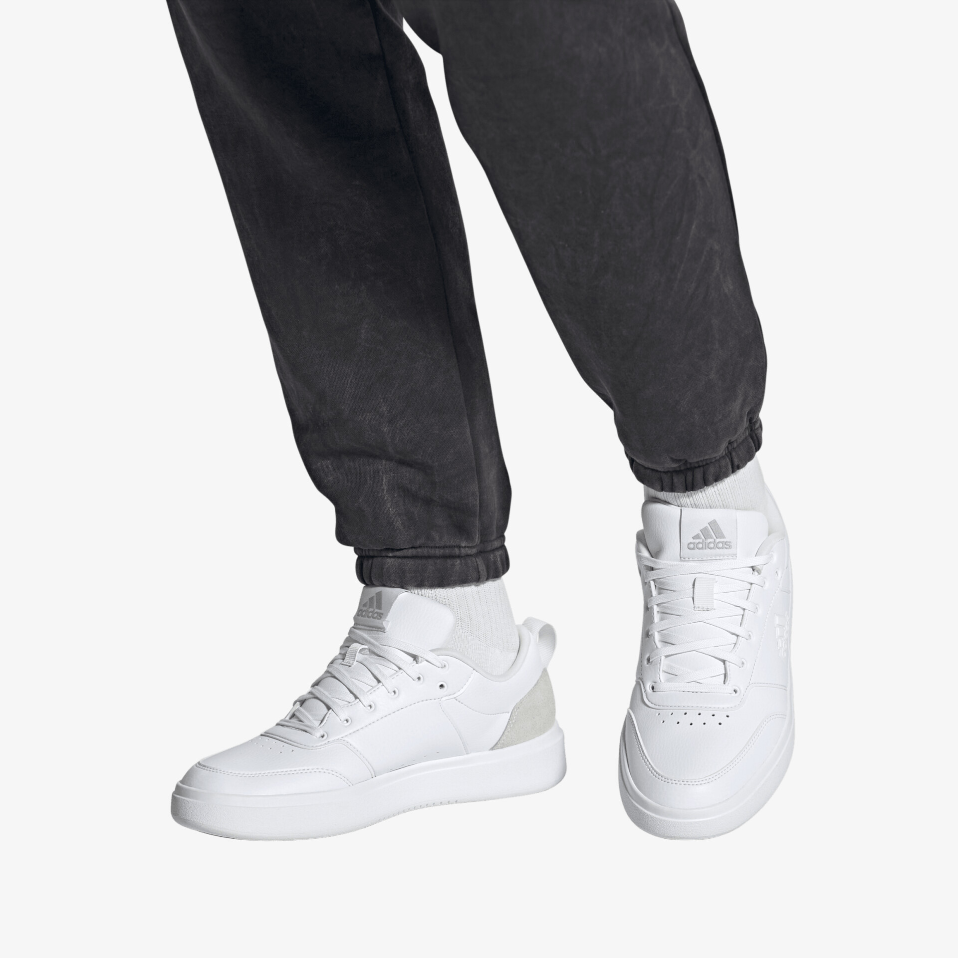 Moderne weiße Sneaker mit grauen Akzenten, ideal für den Alltag. Vielseitig kombinierbar und bequem. Perfekter Style.