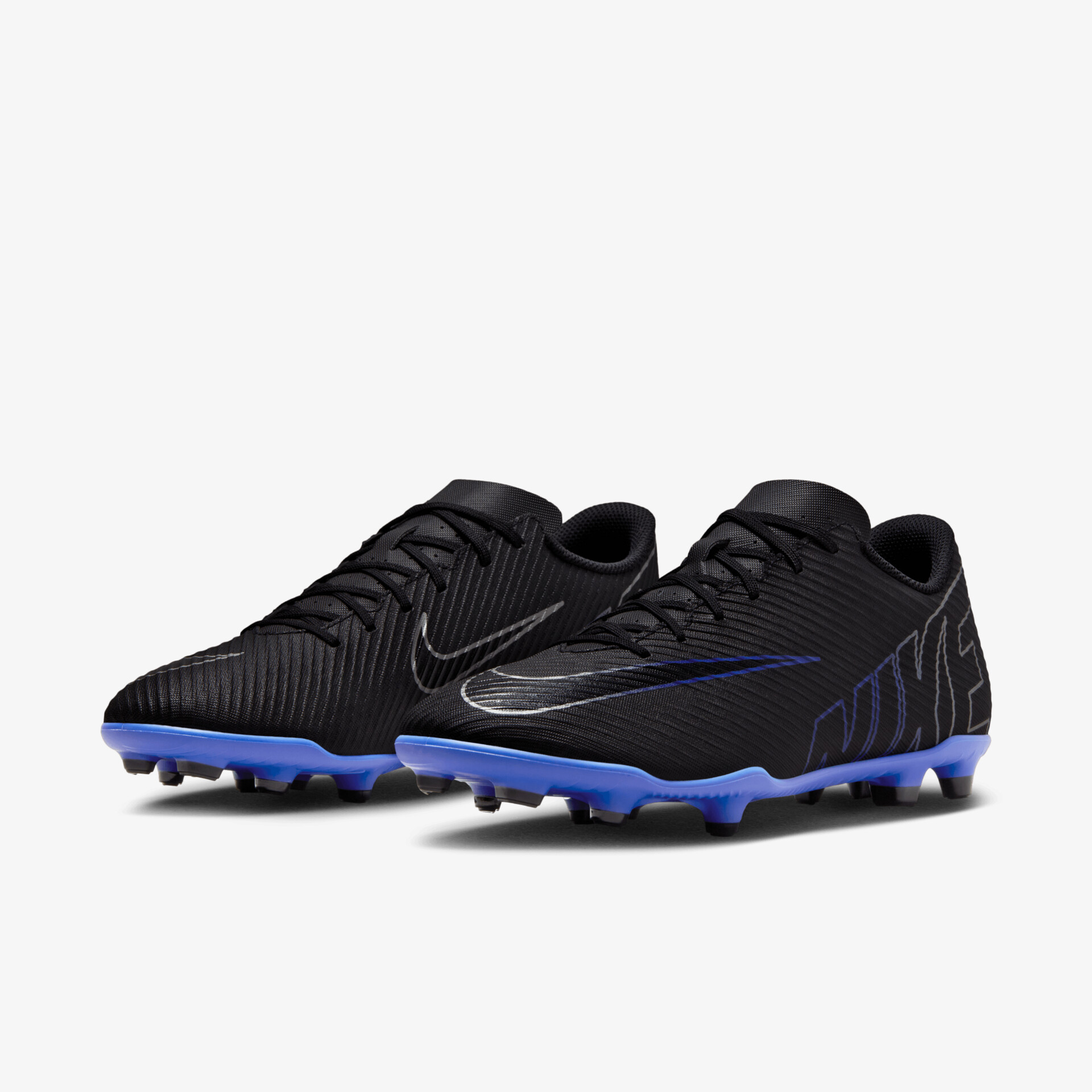 Leichte schwarze Fußballschuhe mit blauem Profil, stabiler Grip und bequemem, strapazierfähigem Material im Paar