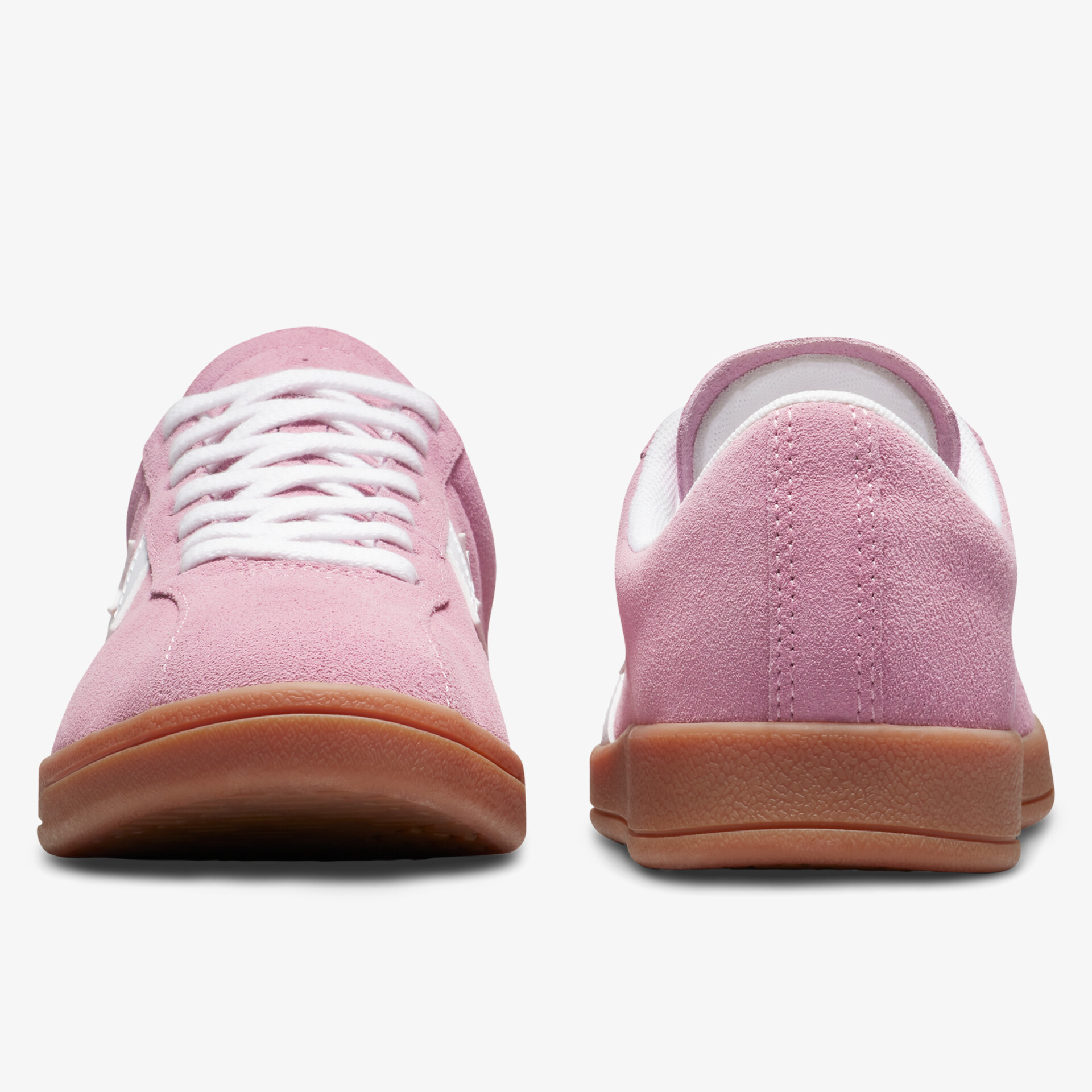 Rosa Sneaker mit weißer Schnürung und brauner Gummisohle, Front- und Rückansicht