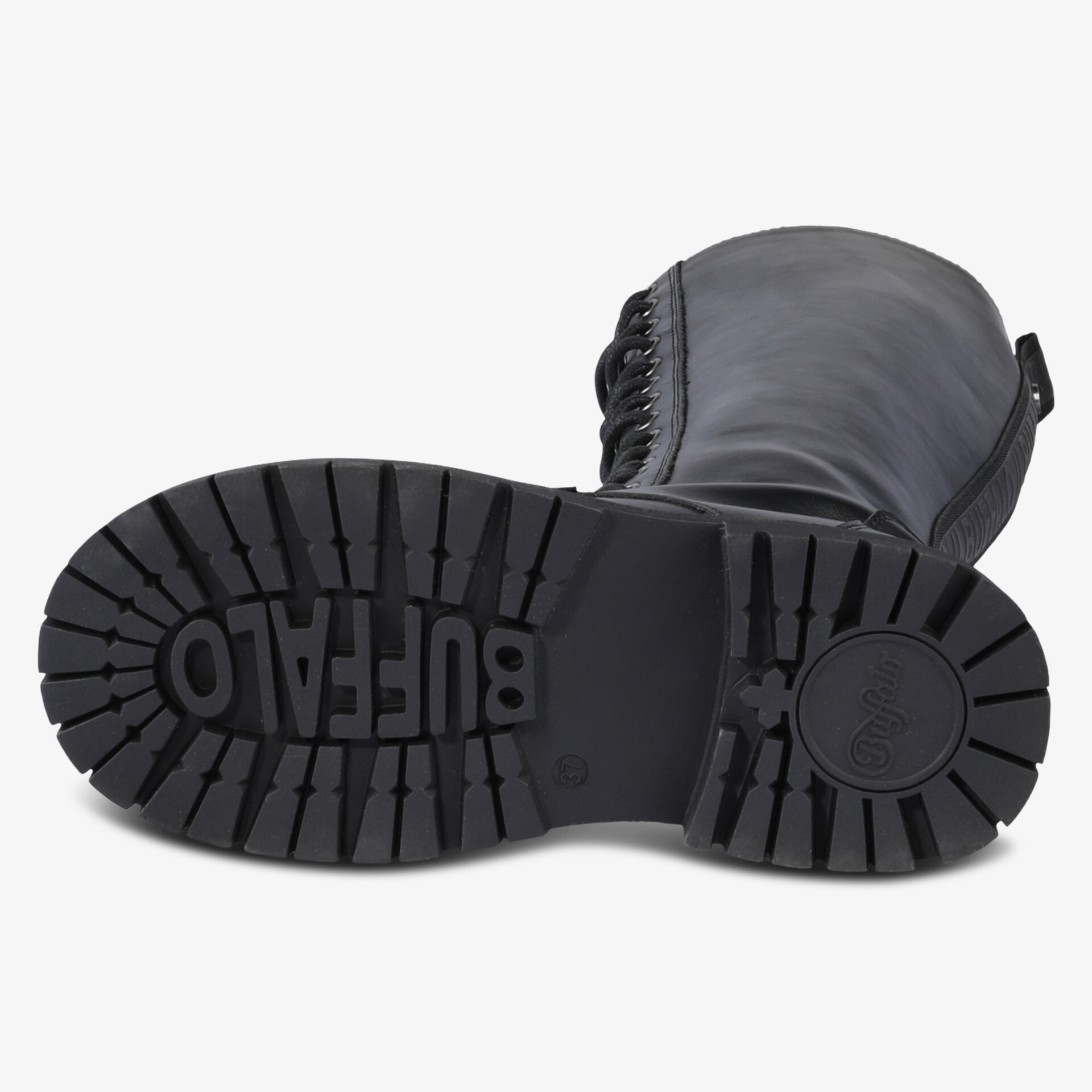 Robuste schwarze Stiefel mit stark profilierter rutschfester Sohle für sicheren Halt und hohen Tragekomfort