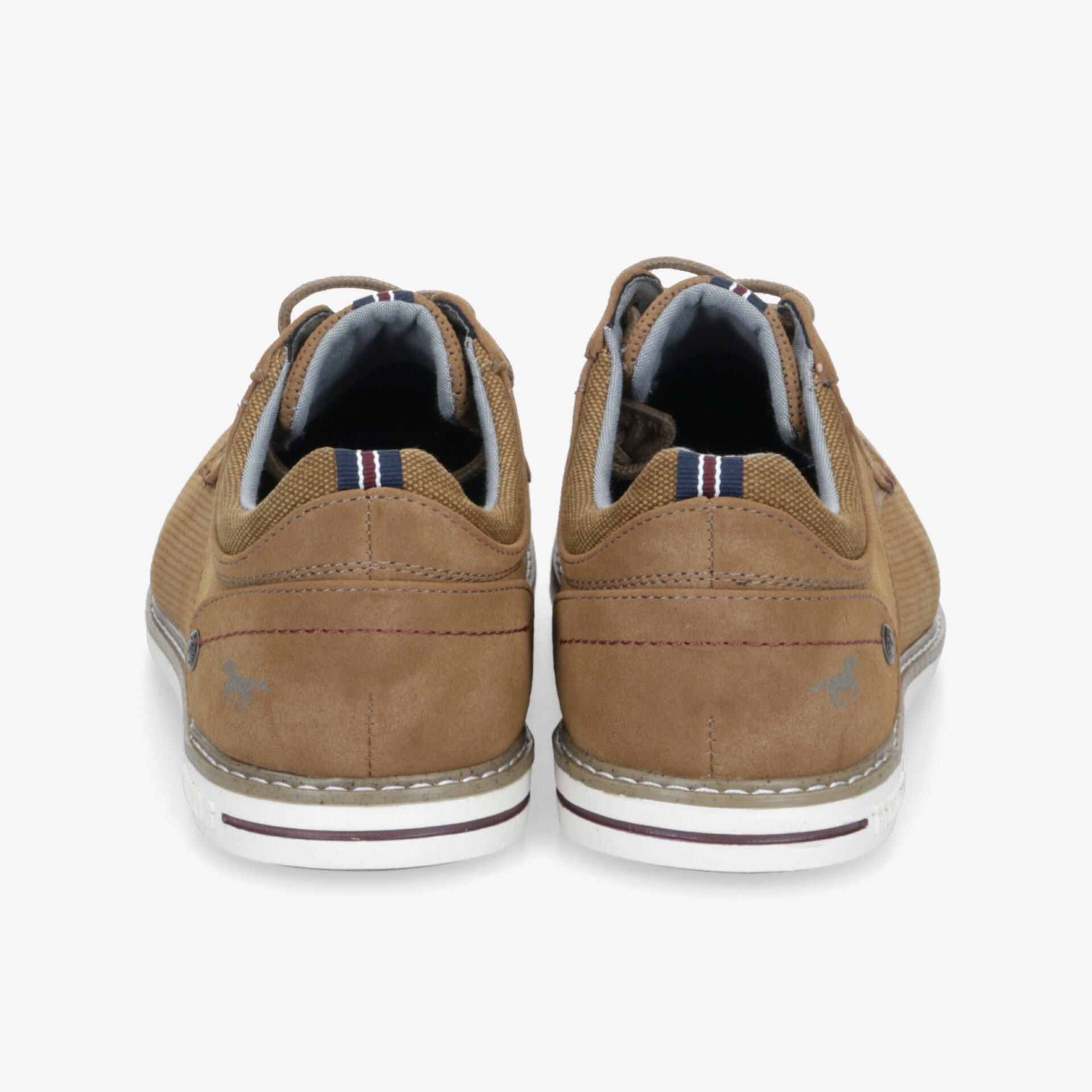 Bequeme braune Schuhe in Paaransicht von hinten mit gepolsterter Innensohle und rutschfester Sohle