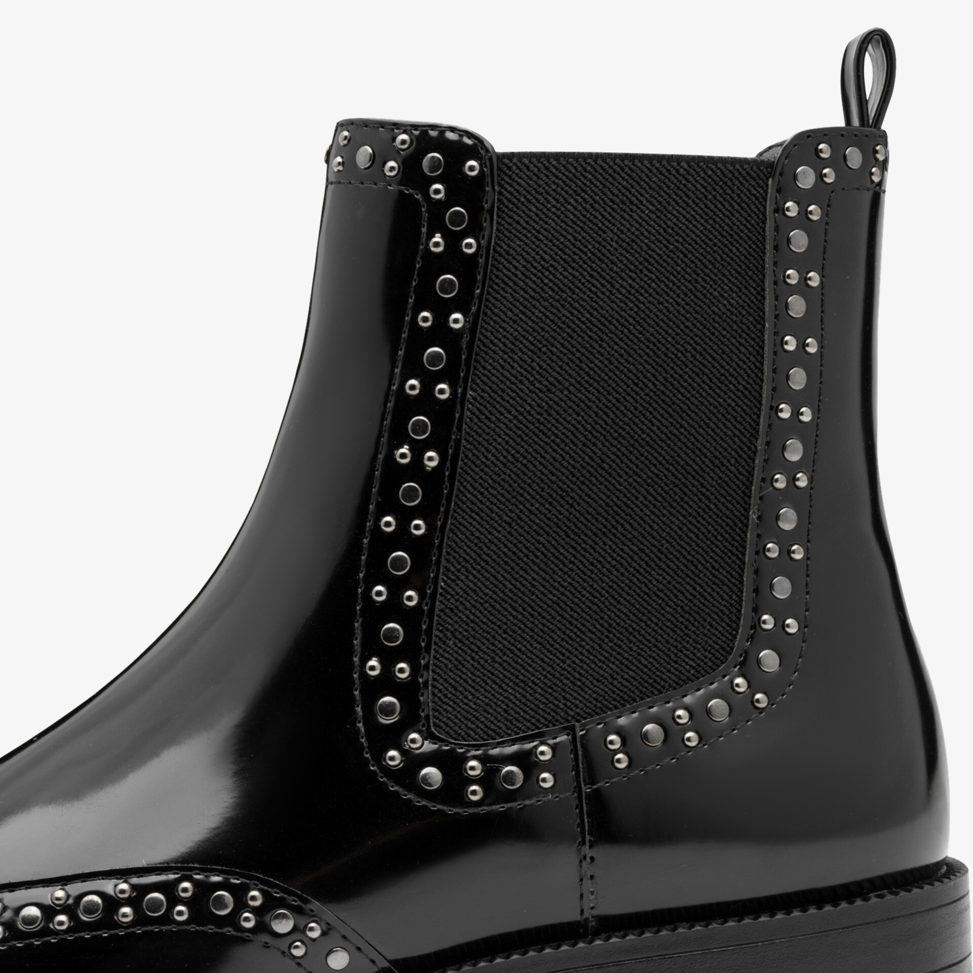 Eleganter glänzender Chelsea Boot mit modischen Nieten und elastischen Seitenteilen für komfortablen Sitz