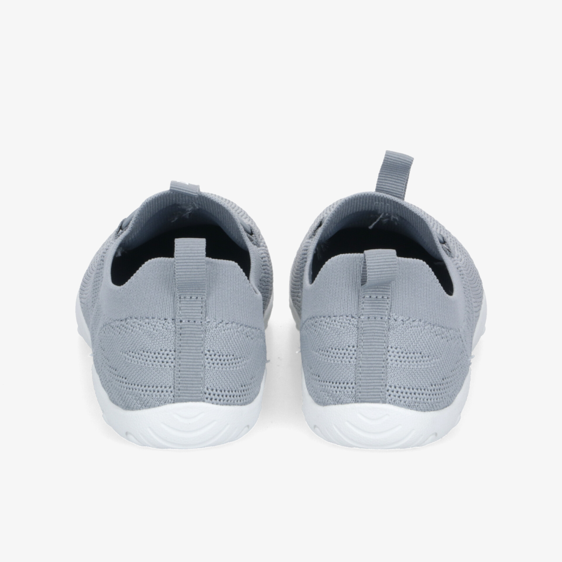 Leichte graue Sportschuhe mit gepolstertem Einstieg und rutschfester, flexibler Sohle, Rückansicht