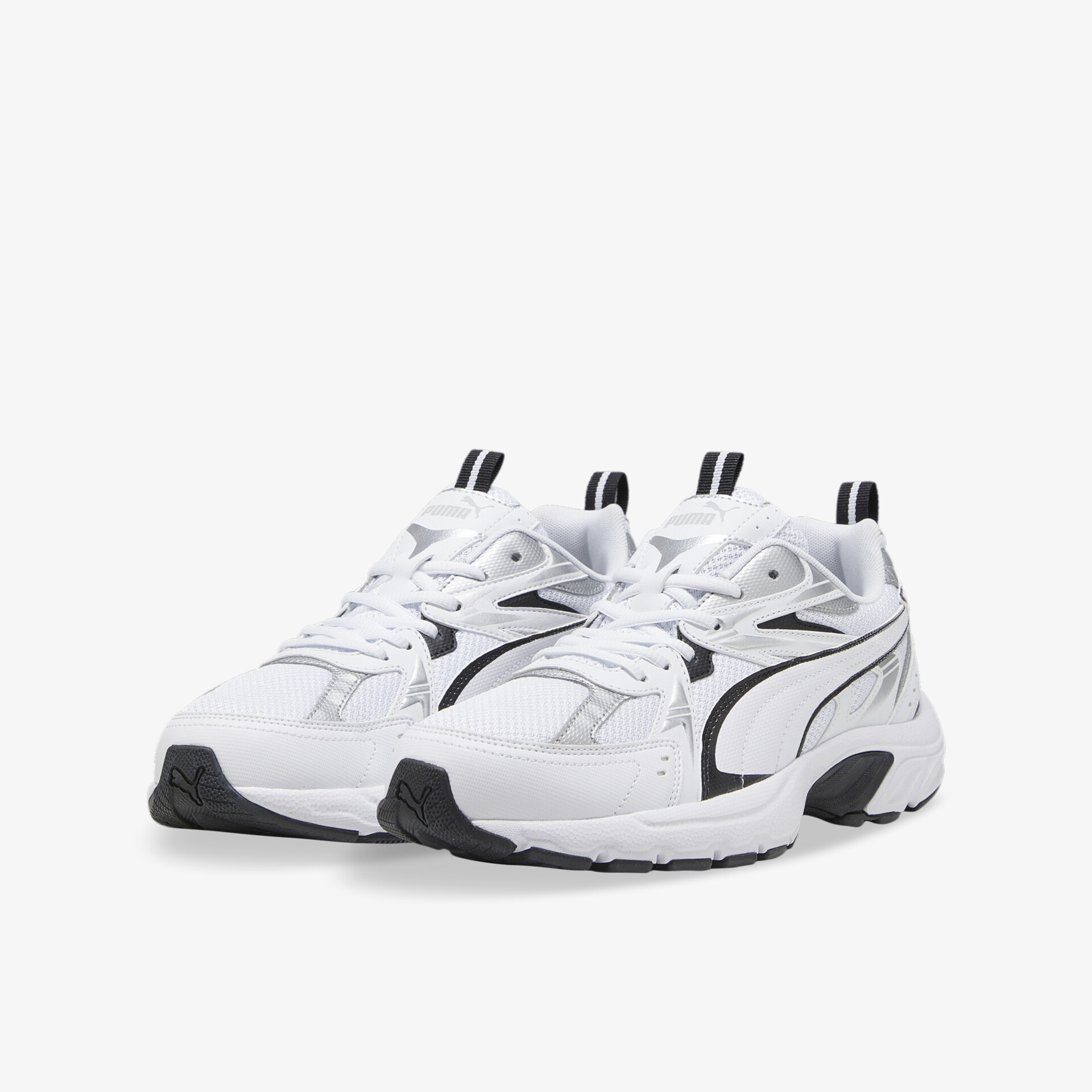 Weißes Sneakerpaar in moderner 3/4-Ansicht, sportlich, komfortabel und langlebig mit dynamischem Design