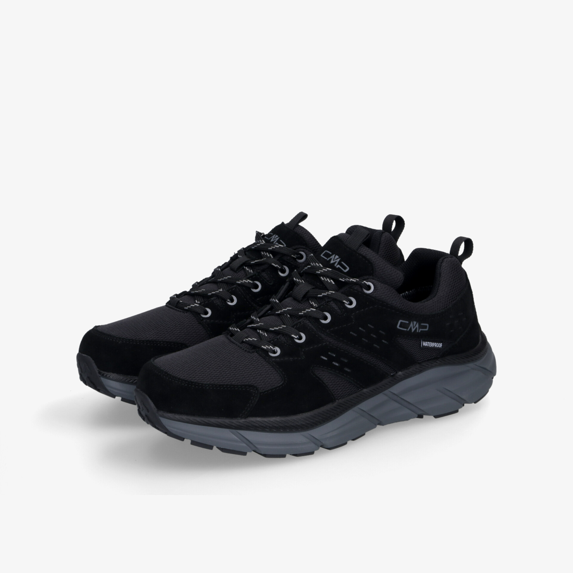 Schwarze sportliche Sneaker mit gepolsterter Sohle und atmungsaktivem Material, ideal für Komfort und Stabilität
